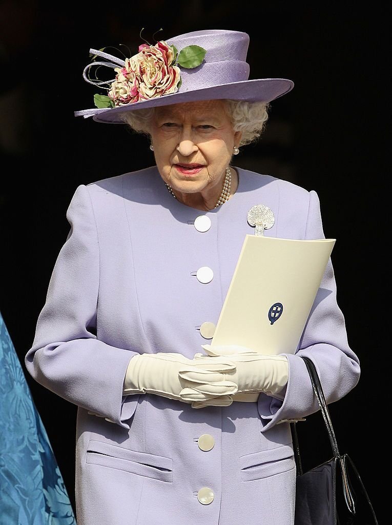 La reine Elizabeth II laisse un service d'action de grâce pour un service d'action de grâce pour la reine mère et la princesse Margaret à la chapelle St George. | Photo : Getty Images