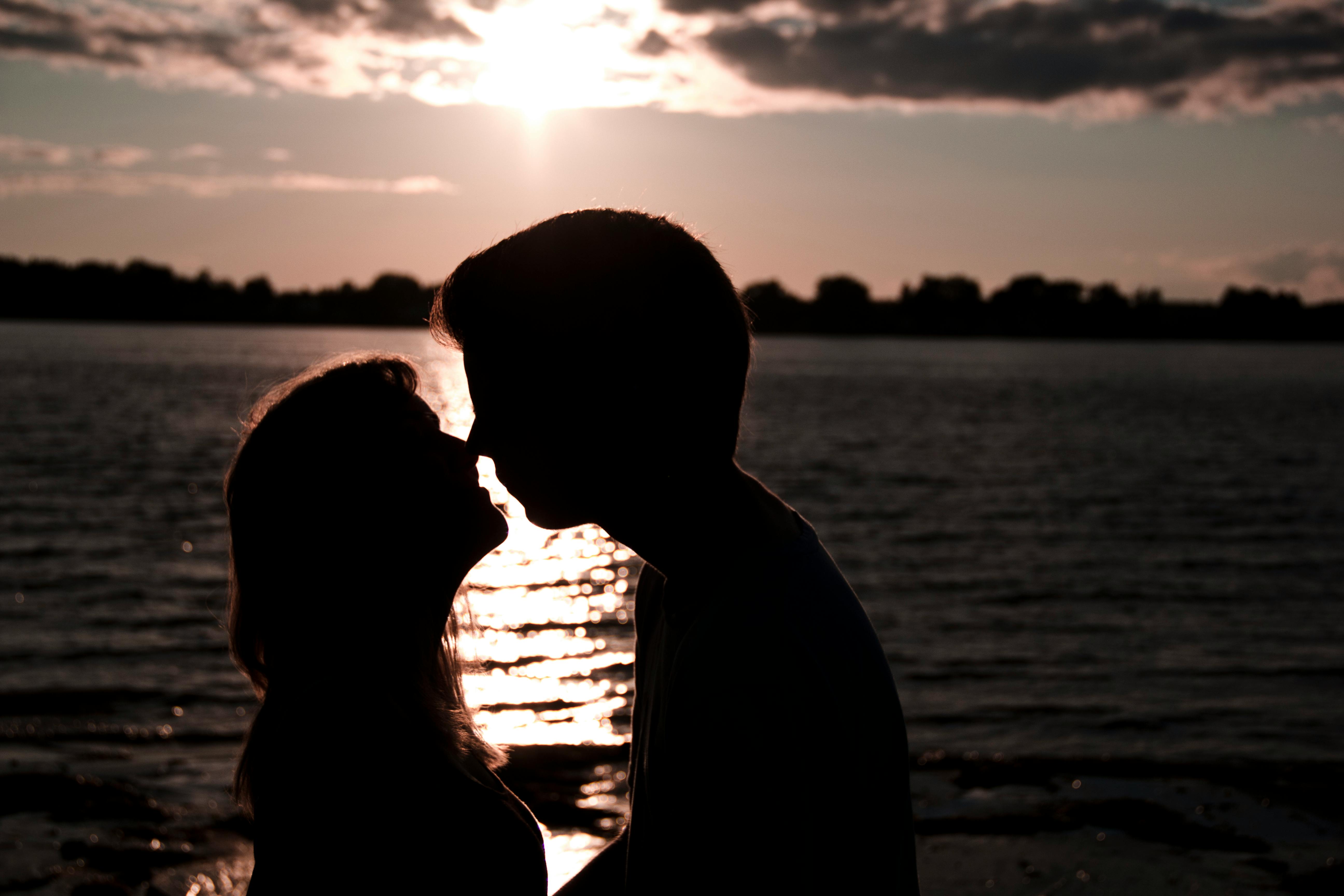 Une photo de silhouette d'un homme et d'une femme qui s'embrassent | Source : Pexels