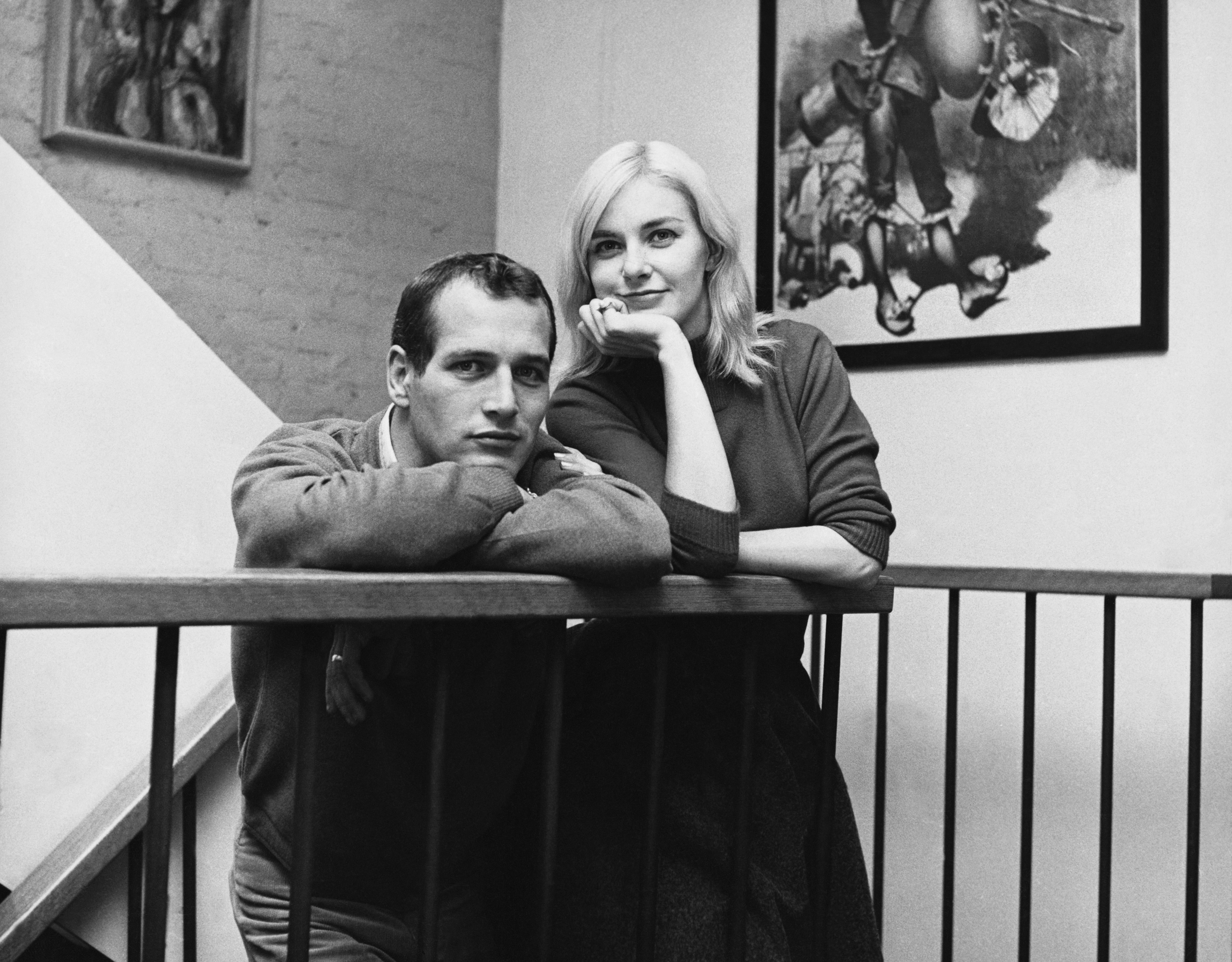 Paul Newman et Joanne Woodward chez eux, dans leur appartement de Greenwich Village, New York, vers 1961 | Source : Getty Images
