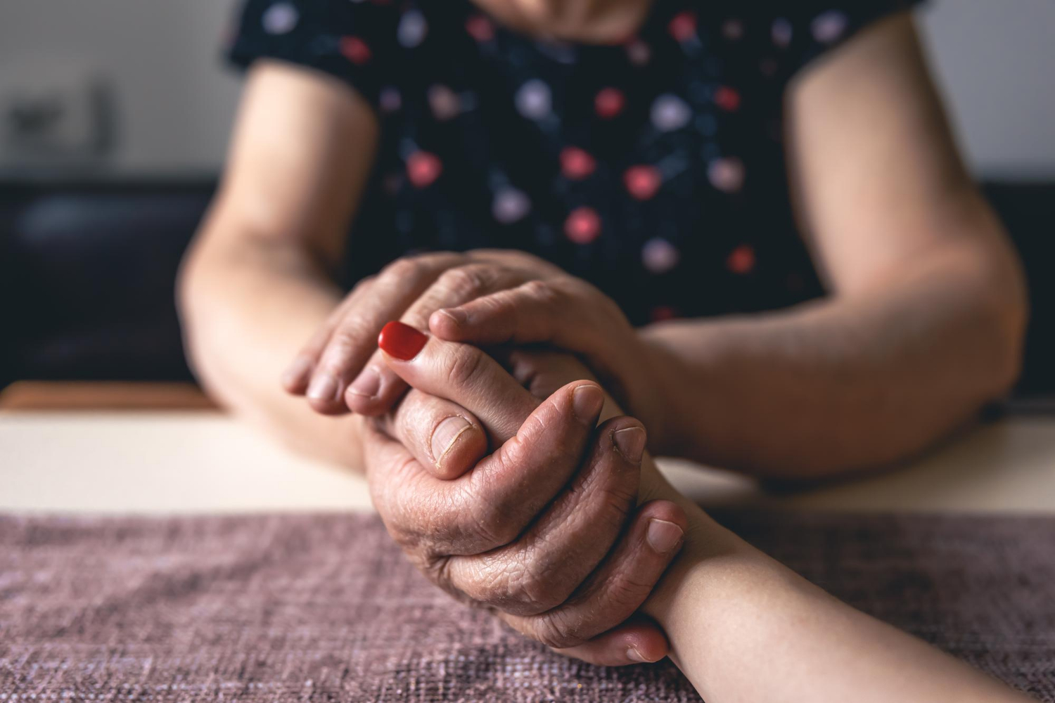 Une femme plus âgée tenant la main d'une jeune femme | Source : Freepik
