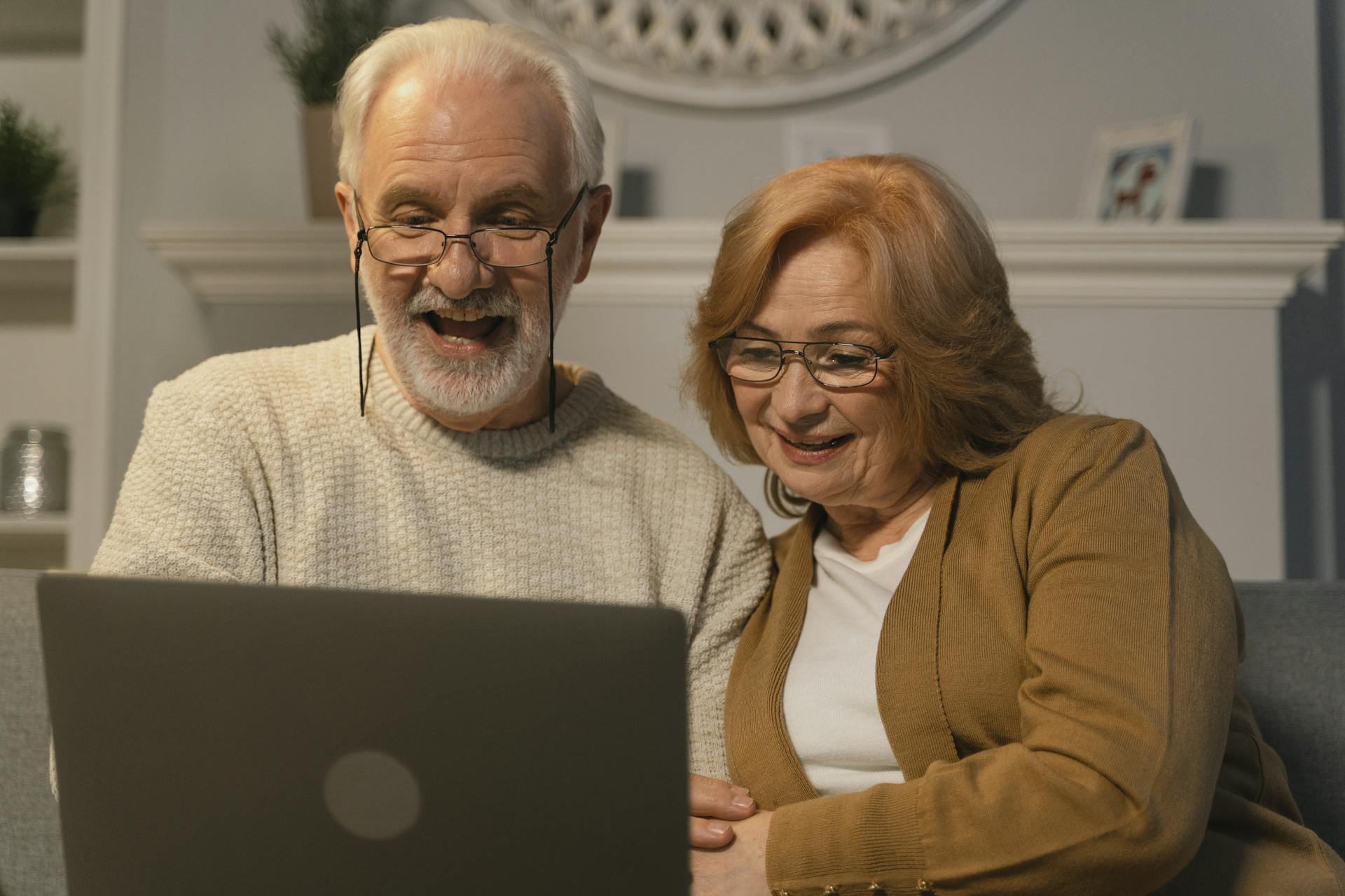 Un couple de personnes âgées fixant l'écran de l'ordinateur portable | Source : Pexels