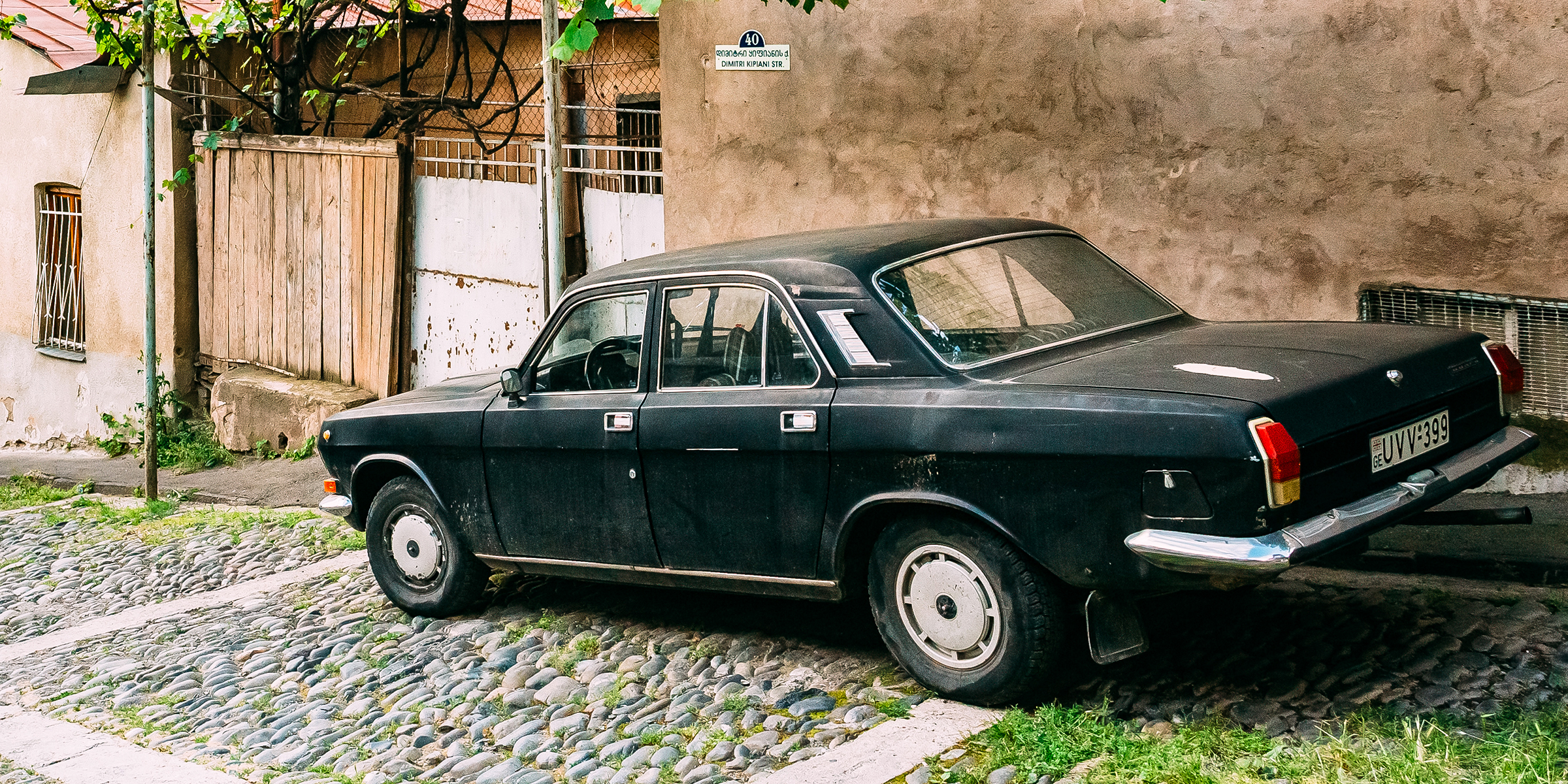 Une vieille voiture garée à l'extérieur | Source : Shutterstock