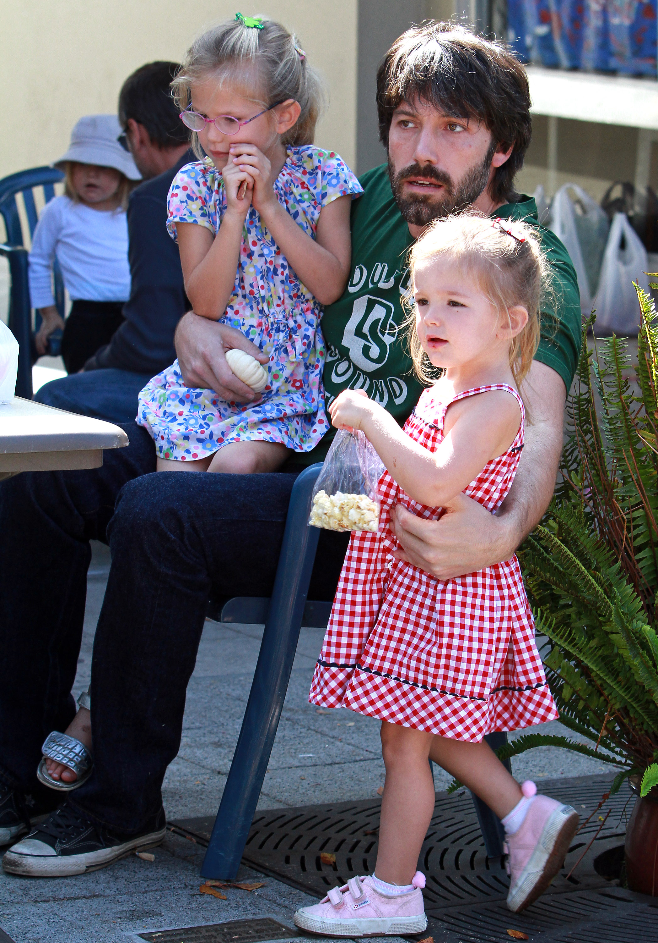 Violet Affleck, Ben Affleck et Seraphina Affleck vus à Brentwood le 16 octobre 2011 à Los Angeles, en Californie. | Source : Getty Images