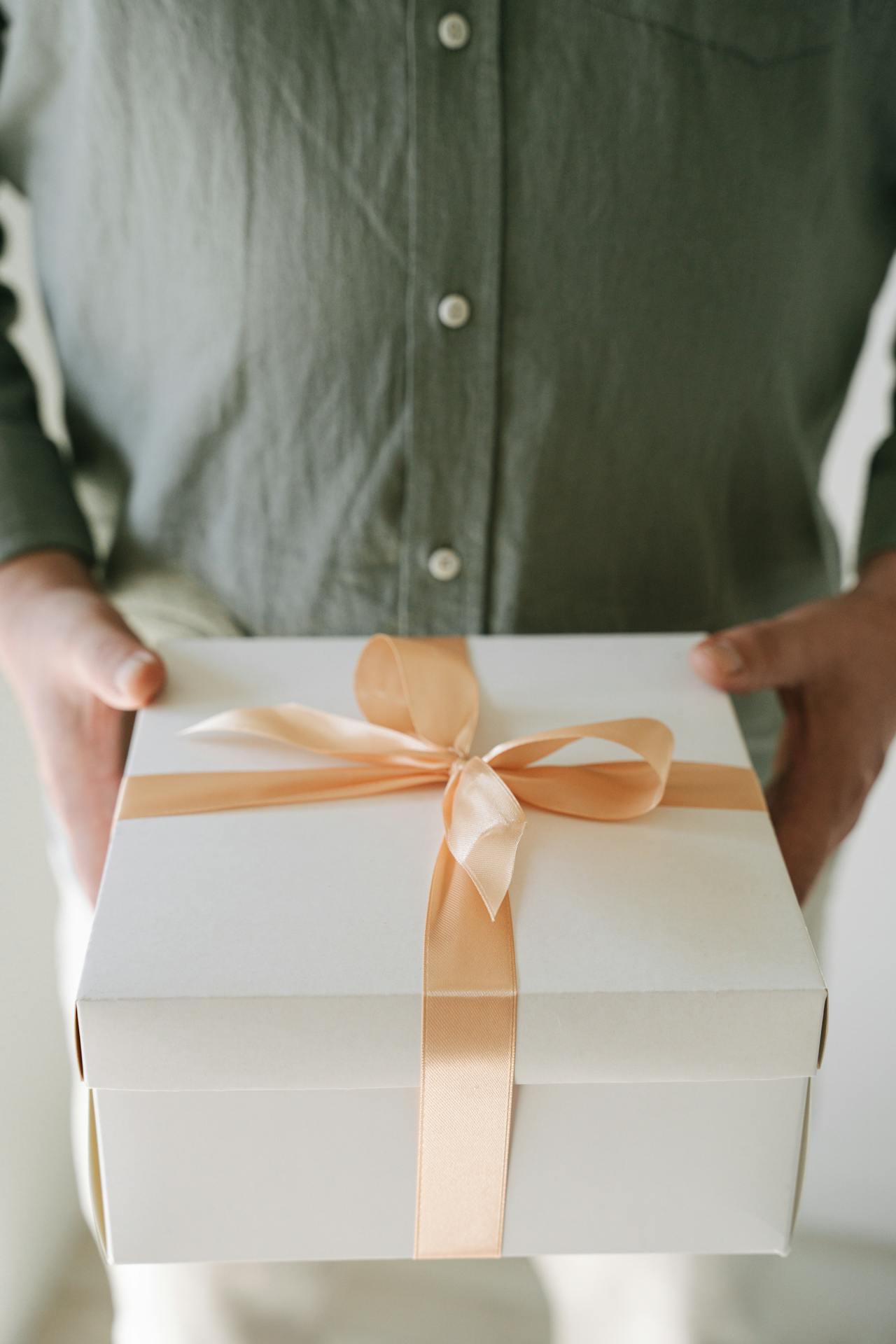 Un homme tenant un paquet cadeau | Source : Pexels