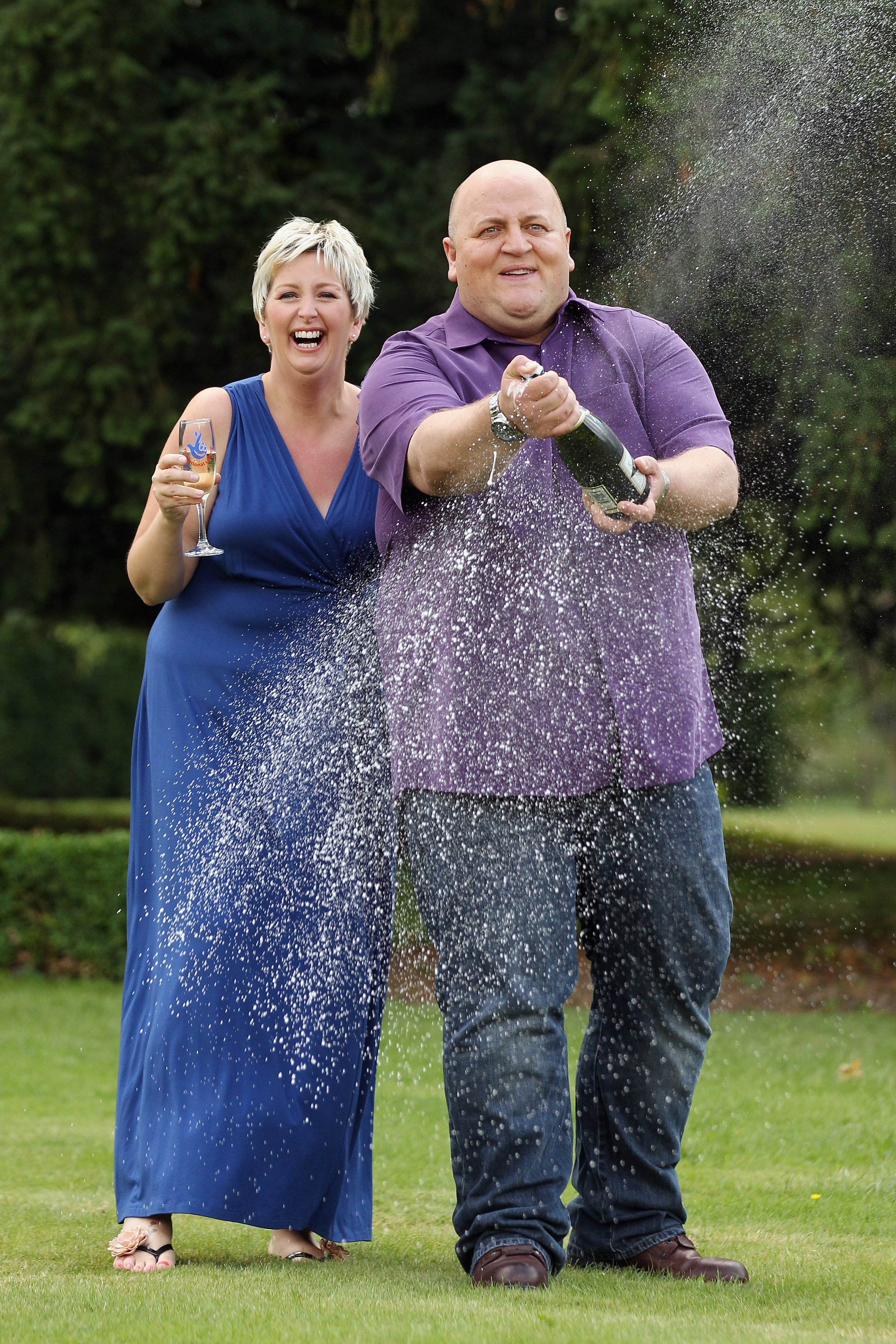 Gillian et Adrian Bayford célèbrent le fait d'avoir remporté le jackpot de plus de 148 millions de livres sterling à la loterie EuroMillions, le 14 août 2012, à Hatfield Heath, en Angleterre | Source : Getty Images