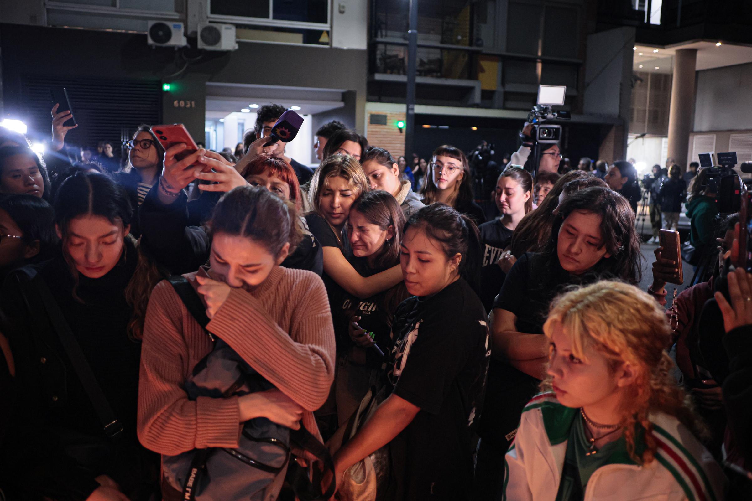 Des fans de Liam Payne se sont rassemblés devant l'hôtel pour chanter les chansons du groupe et laisser une bougie sur un autel improvisé après le décès du musicien britannique Liam James Payne à Buenos Aires, en Argentine, le 16 octobre 2024 | Source : Getty Images