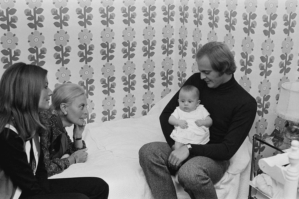 L'actrice Française Michèle Morgan avec son fils, l'acteur Mike Marshall (qu'elle a eu avec l'acteur américain William Marshall), sa femme, le mannequin Catherine Proust et leur fille. | Photo : Getty Images