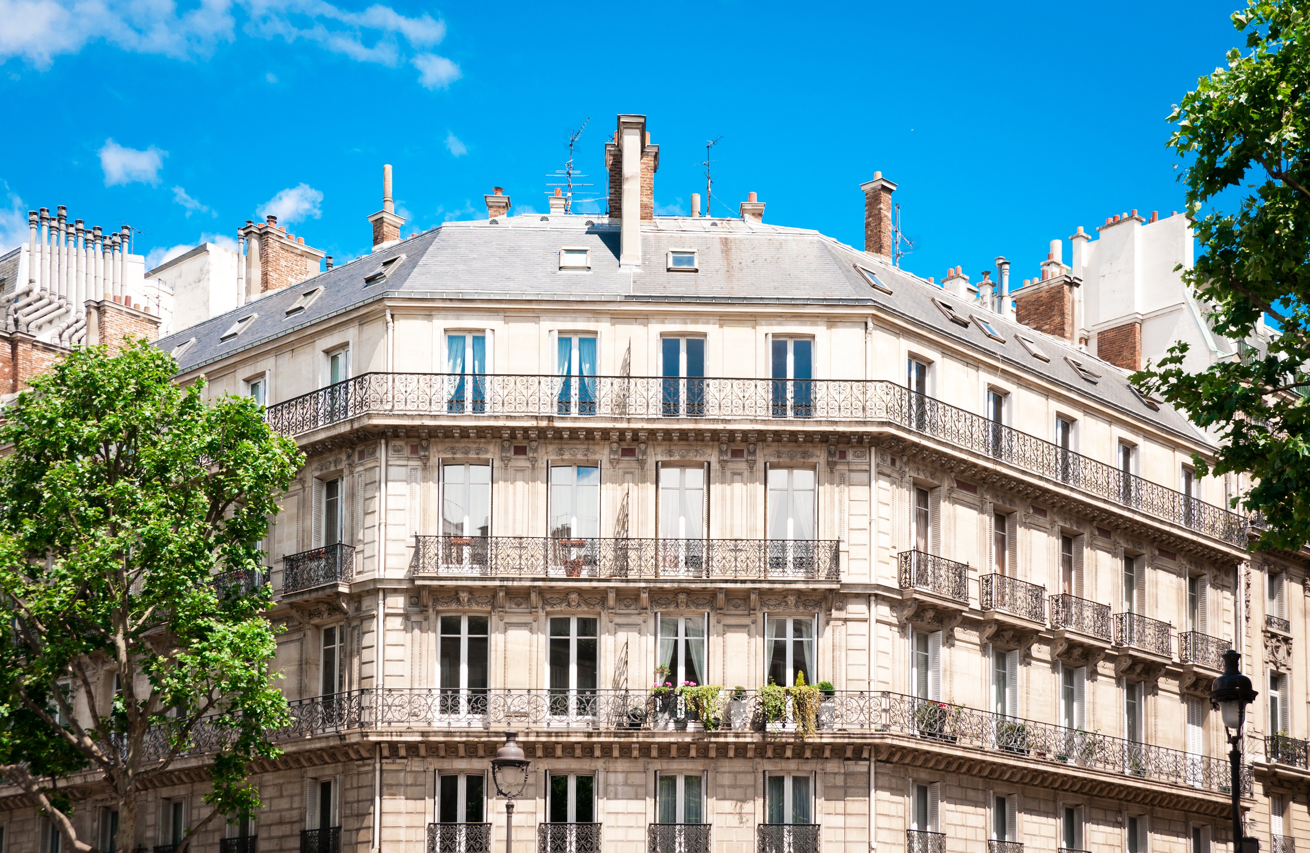 Un bâtiment dans le centre-ville de Paris, France. | Photo : Shutterstock