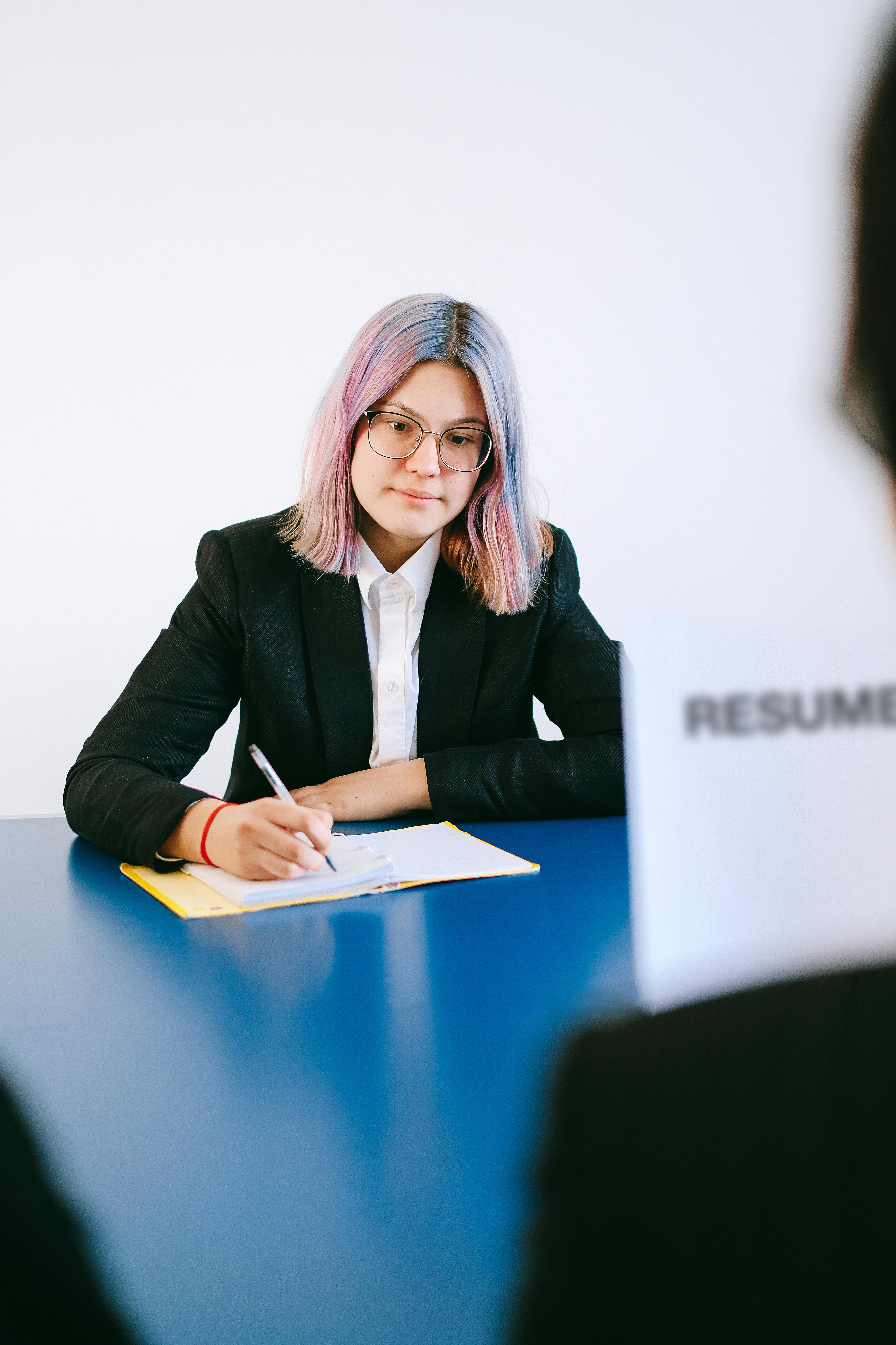 Une femme qui fait passer un entretien à un candidat | Source : Pexels