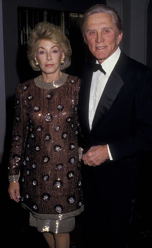 Kirk et son épouse Anneau gala d'hommage à Jimmy Stewart le 25 février 1988 à l'hôtel Waldorf de New York. | Source : Getty Images.