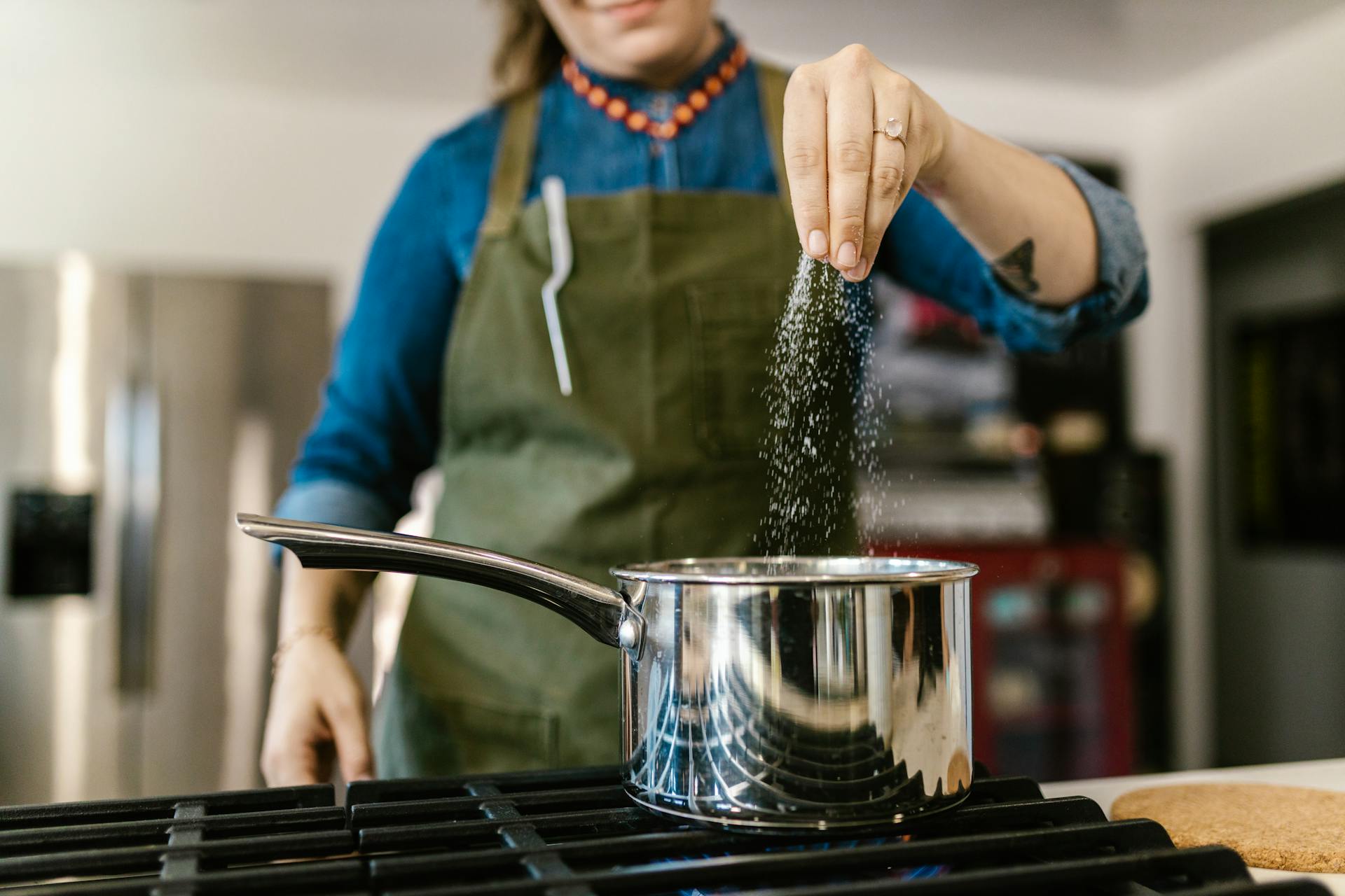 Une femme en train de cuisiner dans la cuisine | Source : Pexels