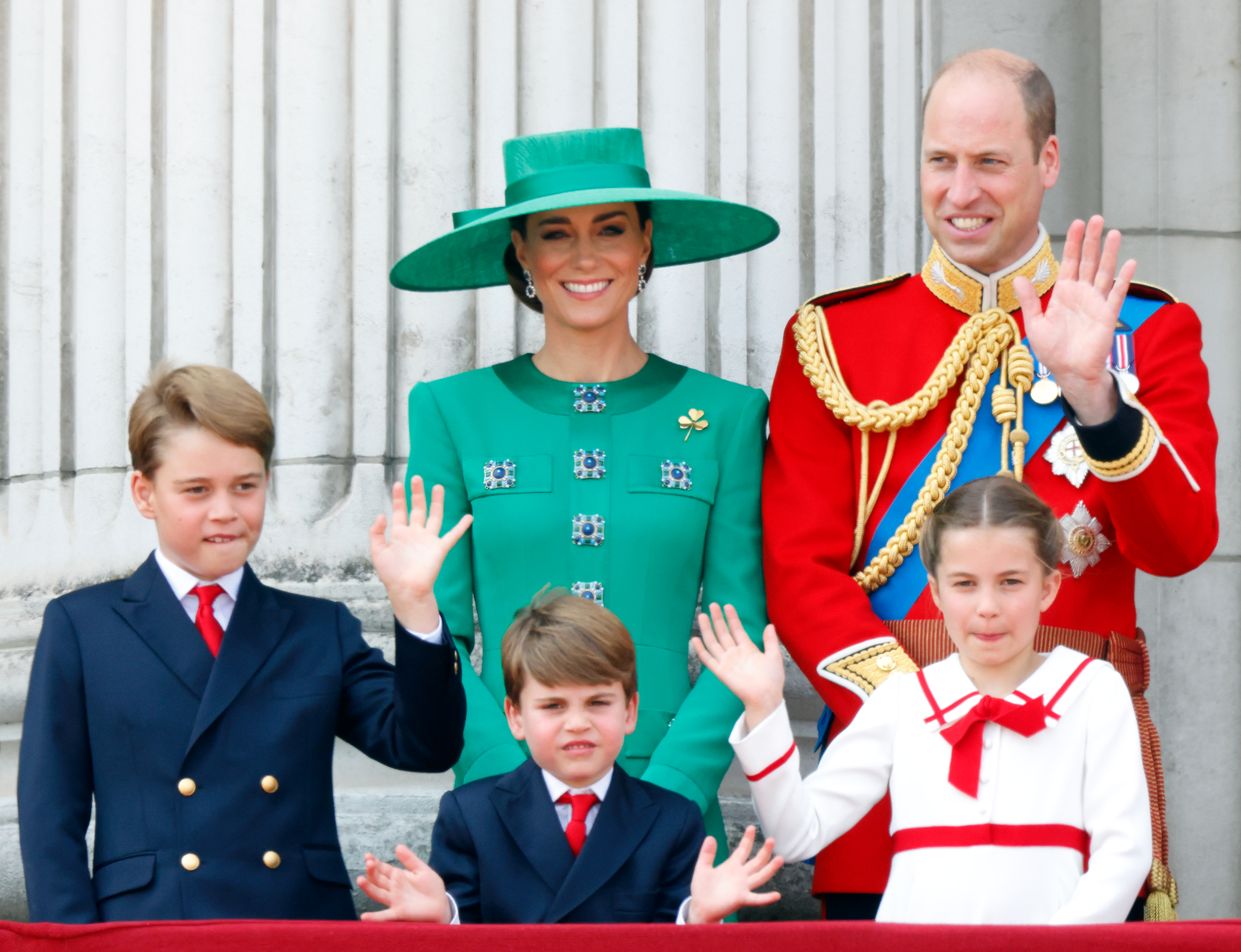 La princesse Catherine et le prince William avec leurs enfants George, Louis et Charlotte au balcon du palais de Buckingham lors du Trooping the Colour le 17 juin 2023 à Londres, Angleterre | Source : Getty Images