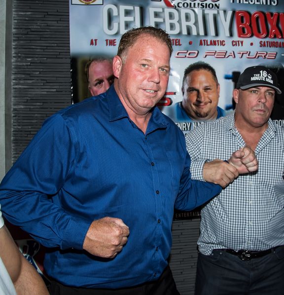 Thomas Markle Jr et le promoteur de boxe de célébrités Damon Feldman lors du Rocco's Collision Presents Celebrity Boxing 68, le 15 mai 2019, à Philadelphie, en Pennsylvanie. | Source : Getty Images