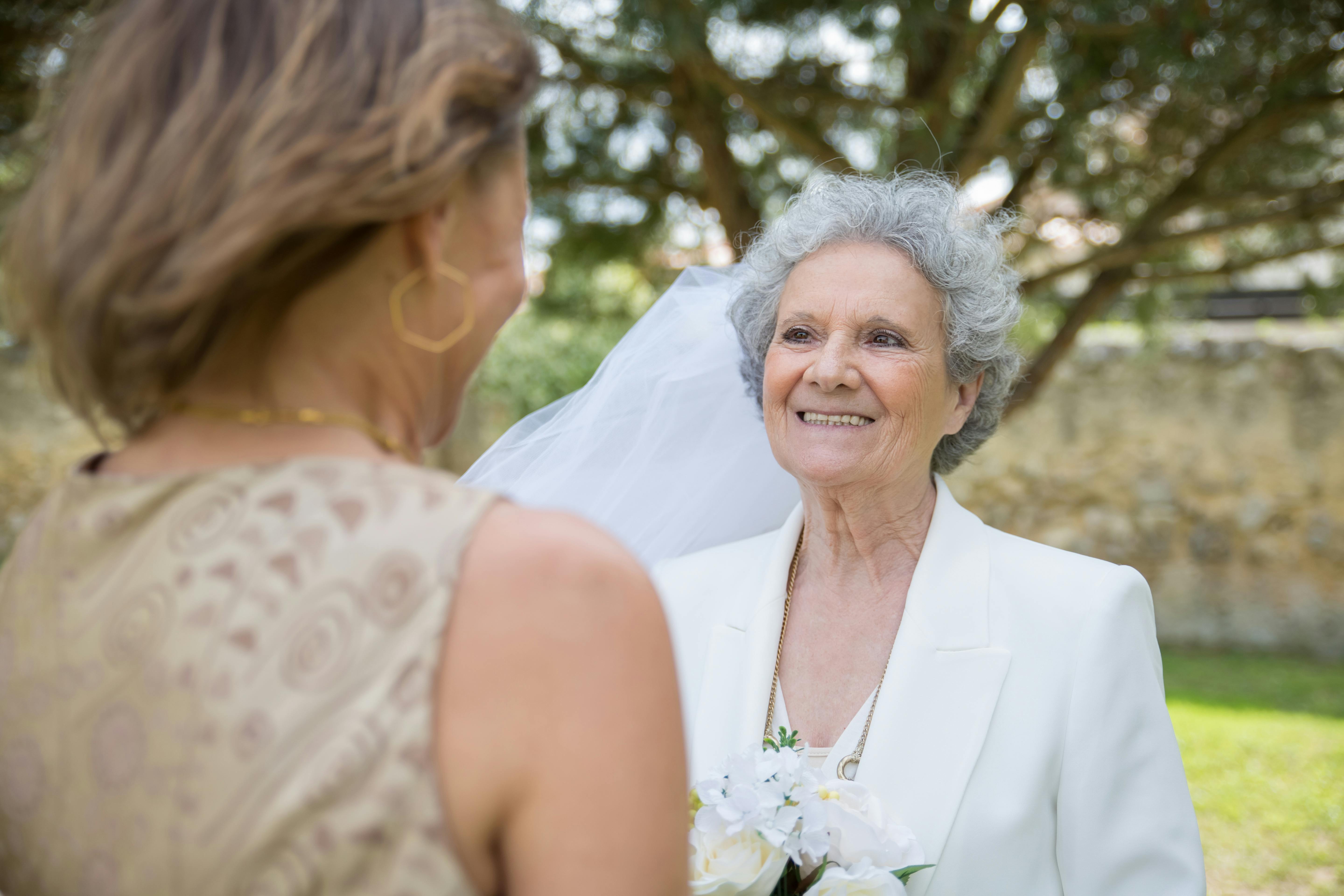 Une femme en robe de mariée parlant à une demoiselle d'honneur | Source : Pexels