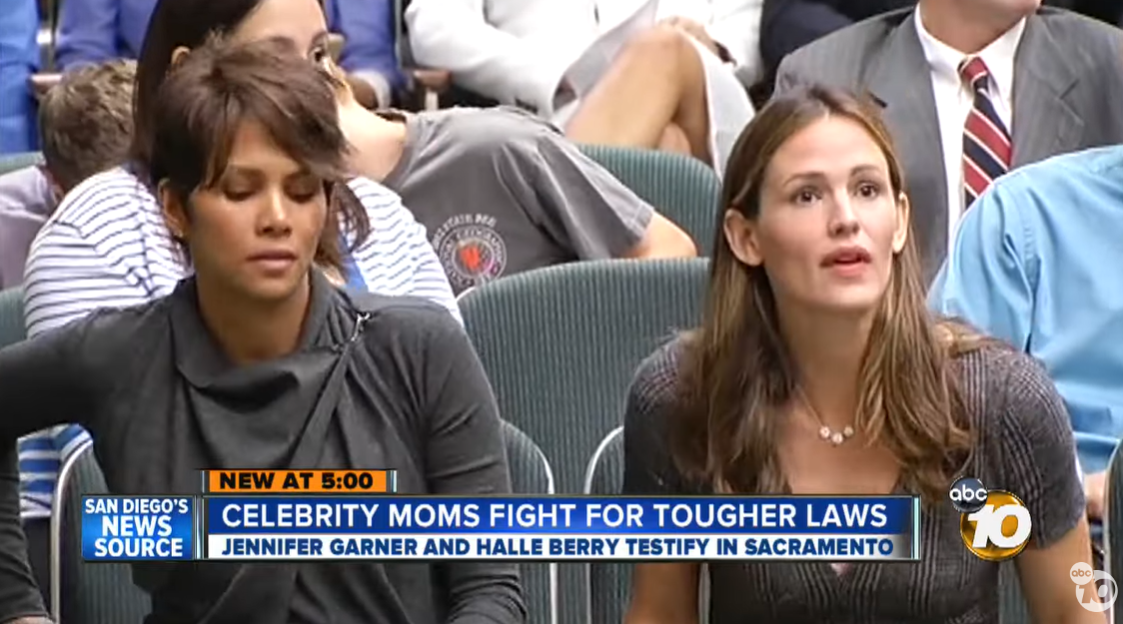 Halle Berry et Jennifer Garner témoignent à Sacramento, exhortant à soutenir une législation imposant des peines plus sévères aux paparazzis qui harcèlent les célébrités et leurs enfants. | Source : YouTube/abc10news