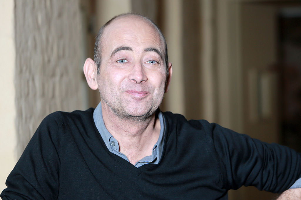 Le réalisateur français Laurent Tirard pose avant la conférence de presse du film "Un homme à la hauteur" le 26 avril 2016 à Lille. I Source : Getty Images