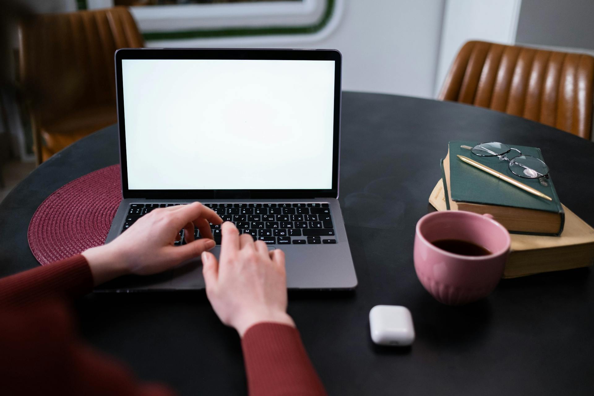 Une femme travaillant sur son ordinateur portable | Source : Pexels