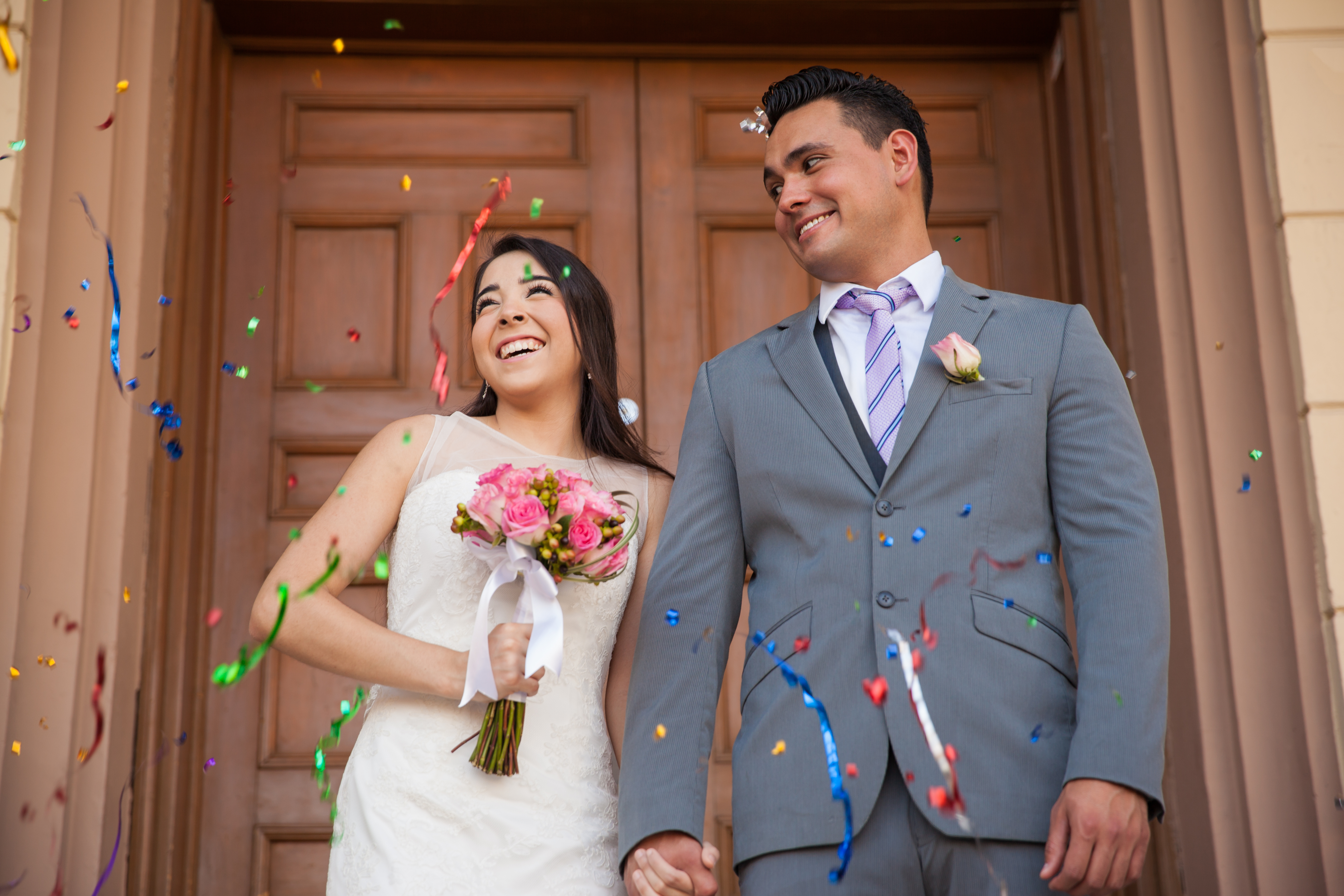 Les mariés dans un palais de justice | Source : Shutterstock