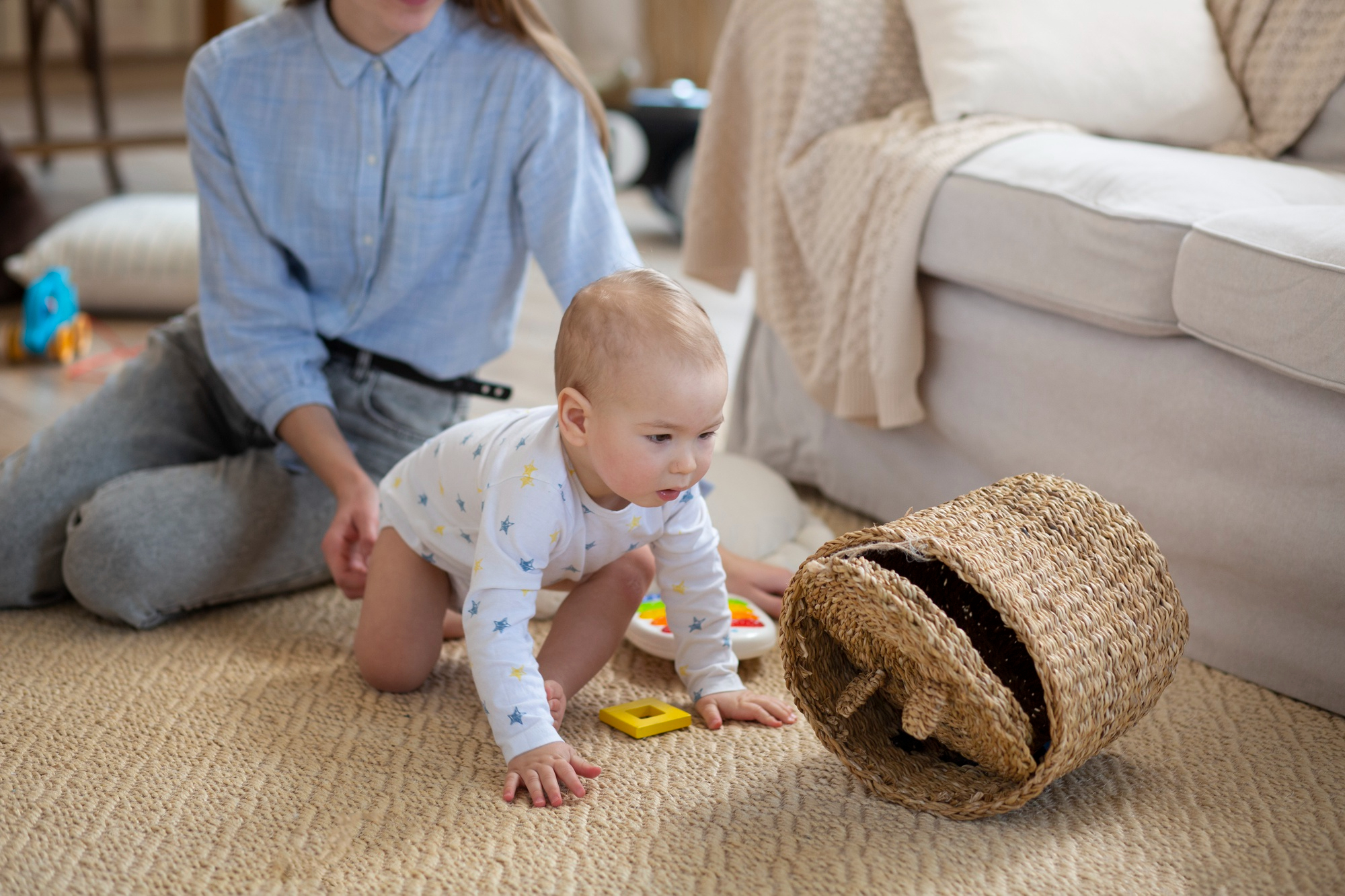 Primer plano de una niñera sosteniendo a un bebé gateando en una habitación | Fuente: Freepik