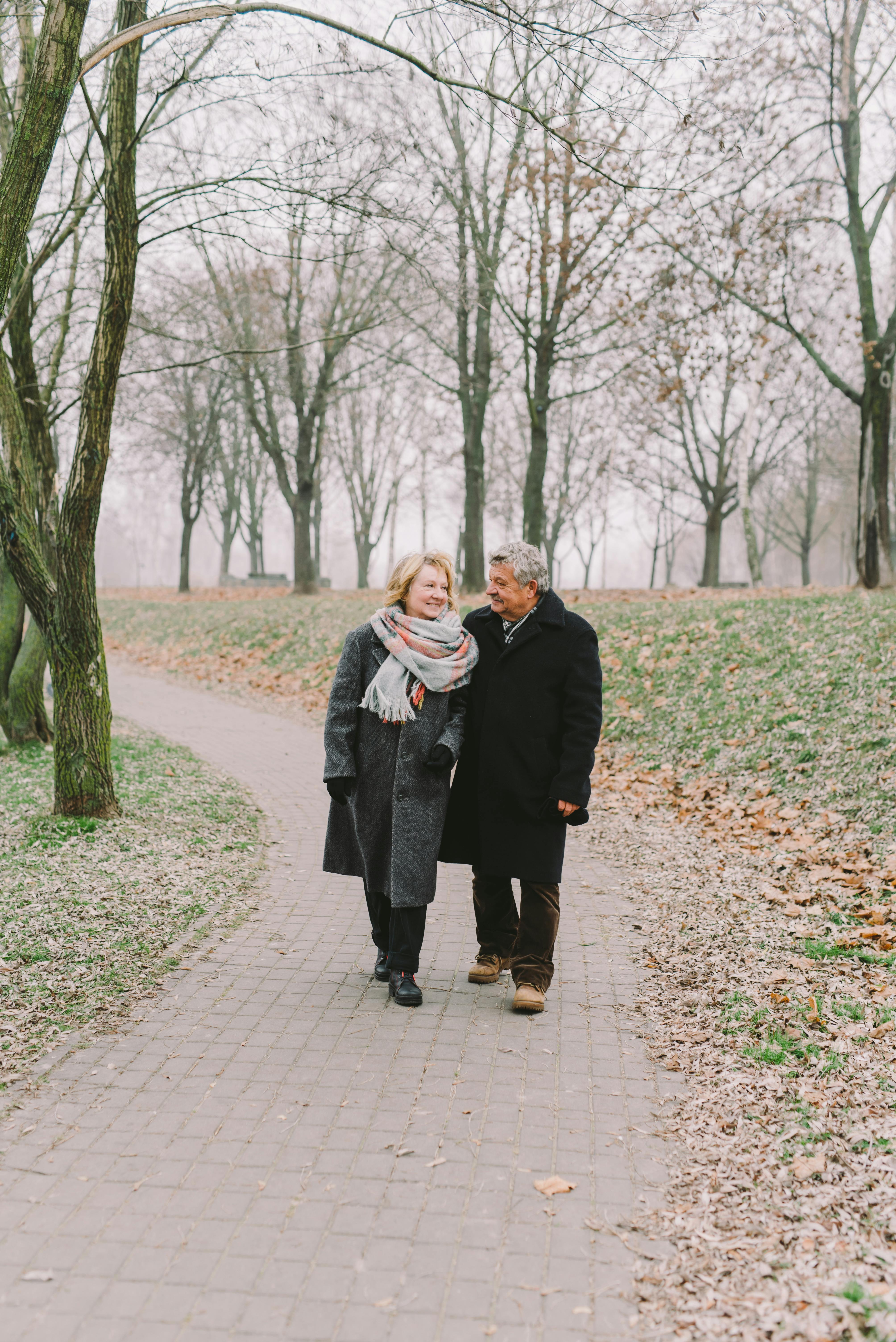 Couple se promenant dans le parc | Source : Pexels
