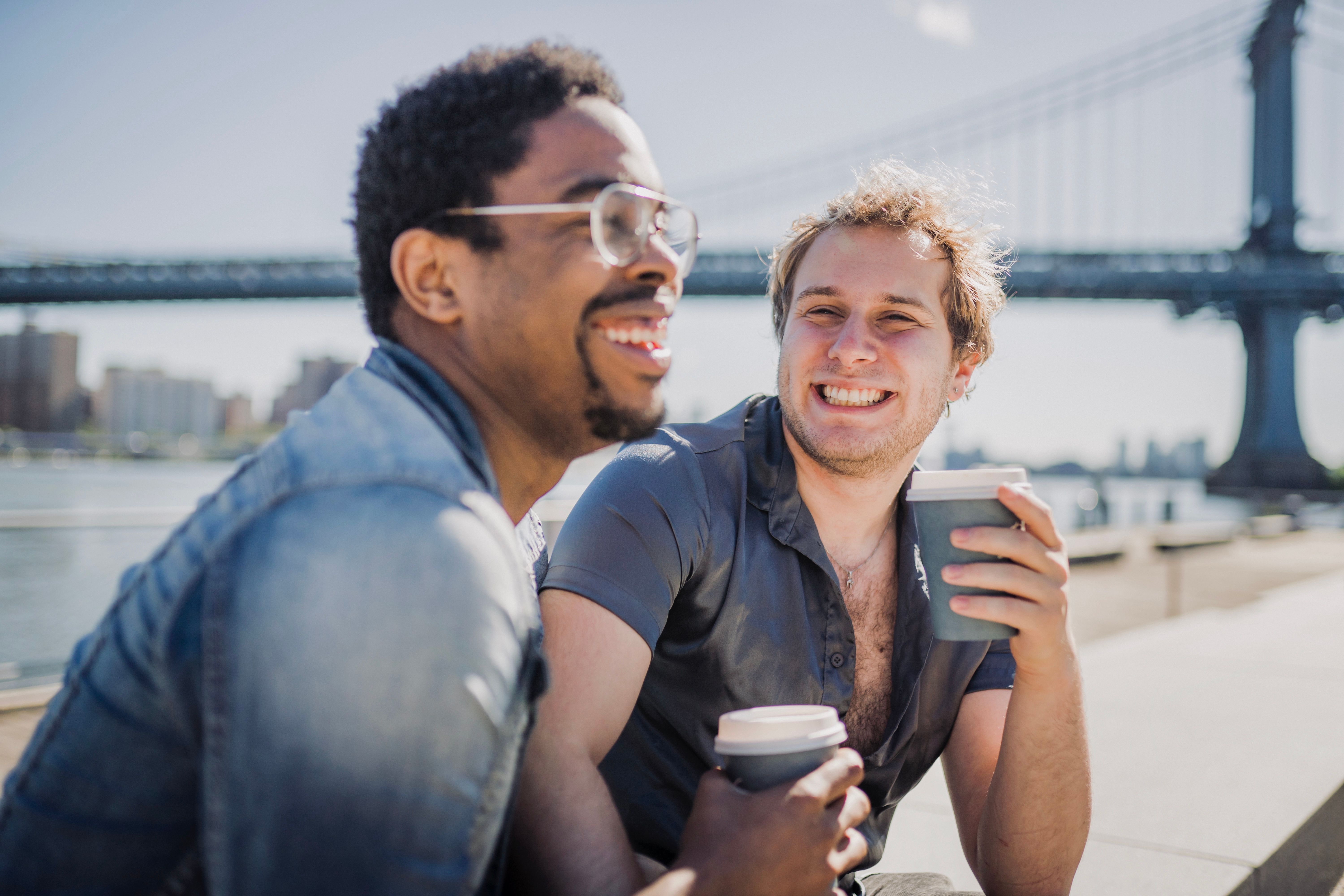 Deux hommes en train de discuter | Source : Pexels
