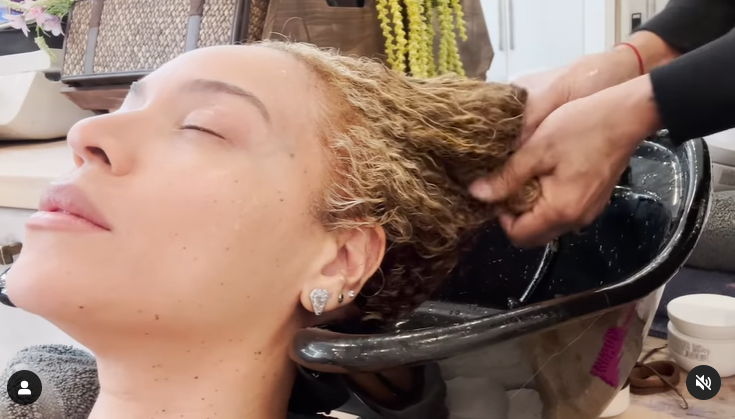 Les cheveux blonds de Beyoncé sont lavés dans une vidéo partagée en avril 2024. | Source : Instagram/beyonce