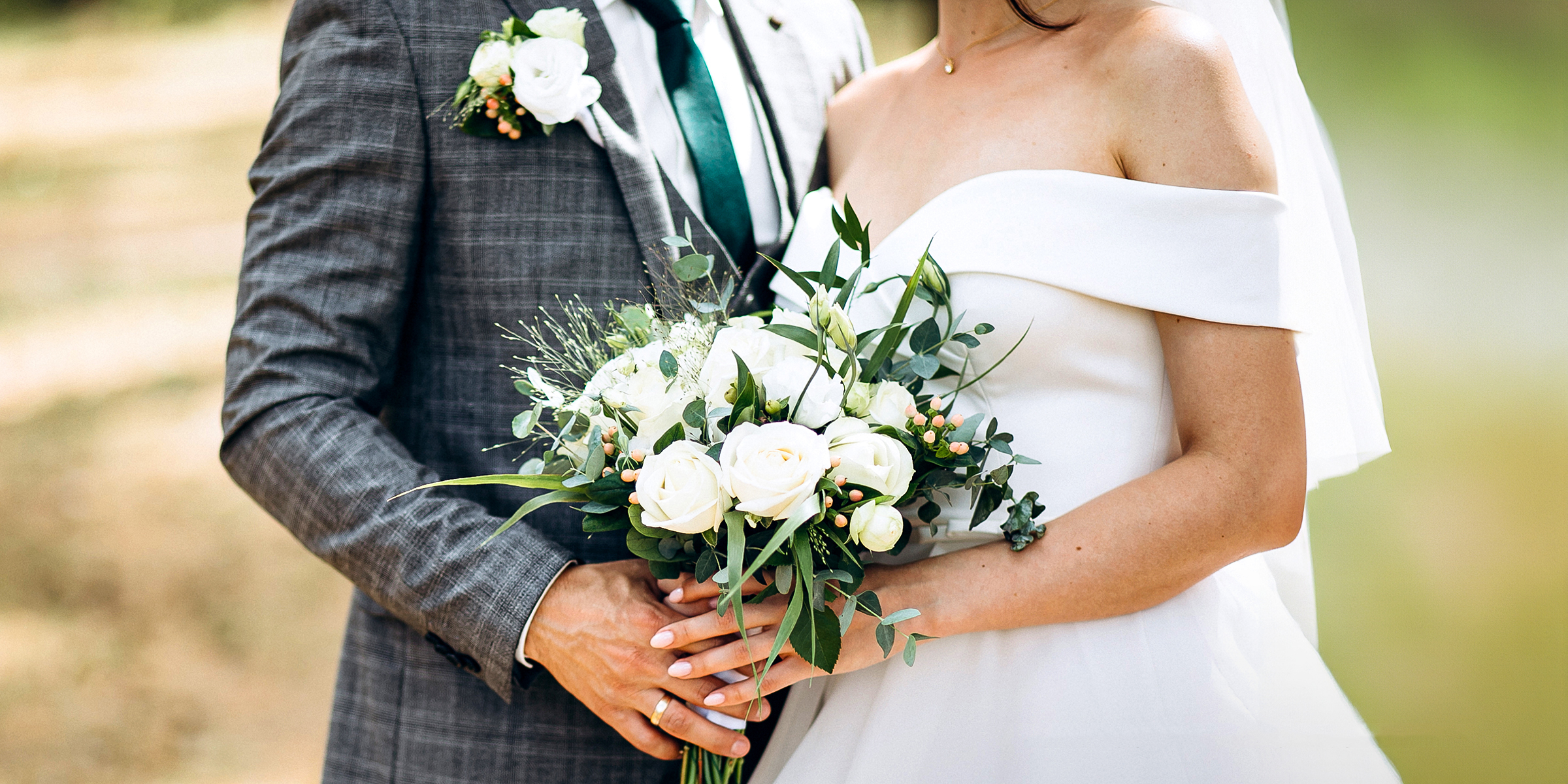 Une mariée et un marié tenant un bouquet | Source : Shutterstock