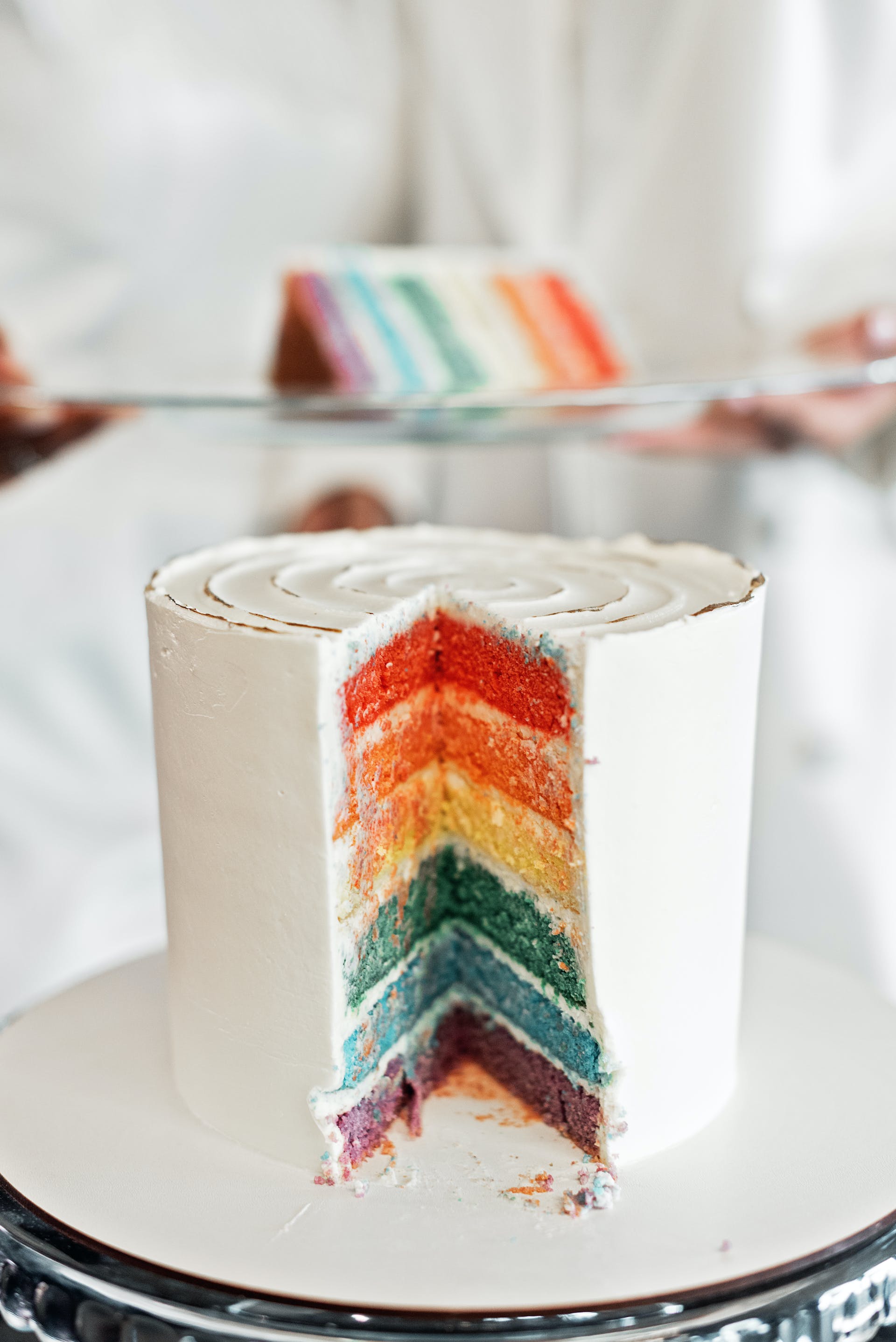 Un grand gâteau avec des couches colorées | Source : Pexels