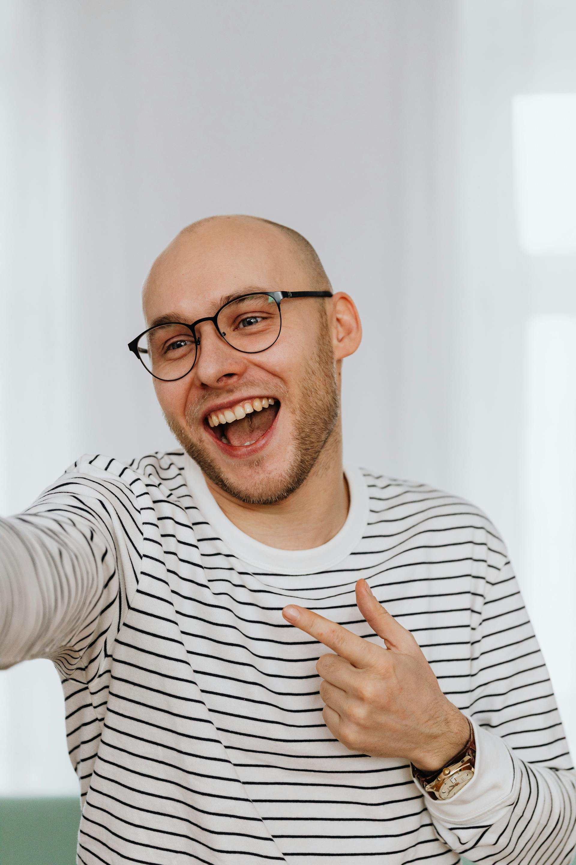 Un homme qui rit | Source : Pexels