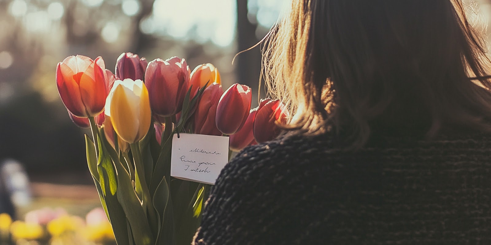 Femme avec des fleurs. | Source : Midjourney