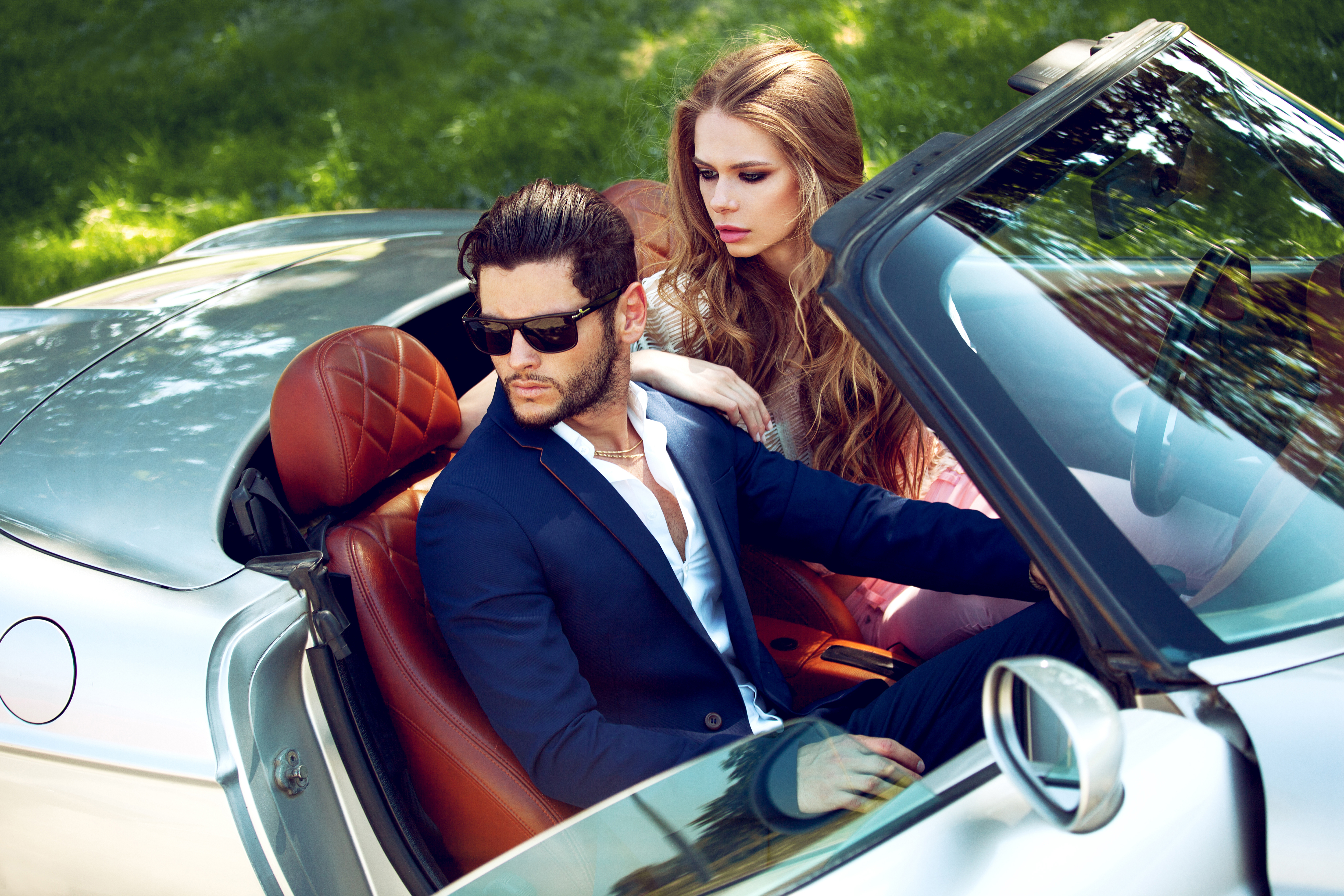 Un jeune couple dans une voiture luxueuse | Source : Shutterstock