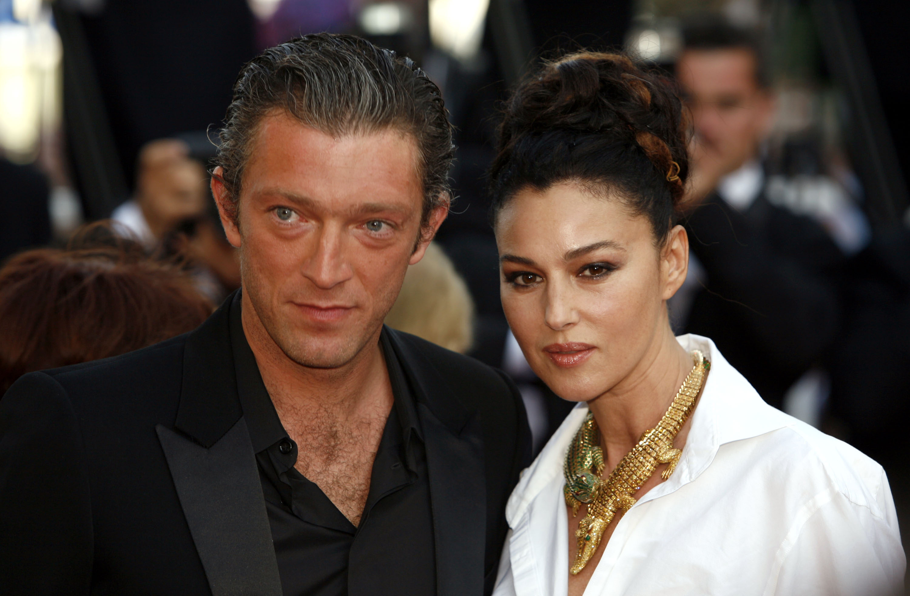 Vincent Cassel et Monica Bellucci lors du Festival de Cannes 2006 - Première du film "Indigènes" au Palais des Festivals à Cannes, France I Source : Getty Images