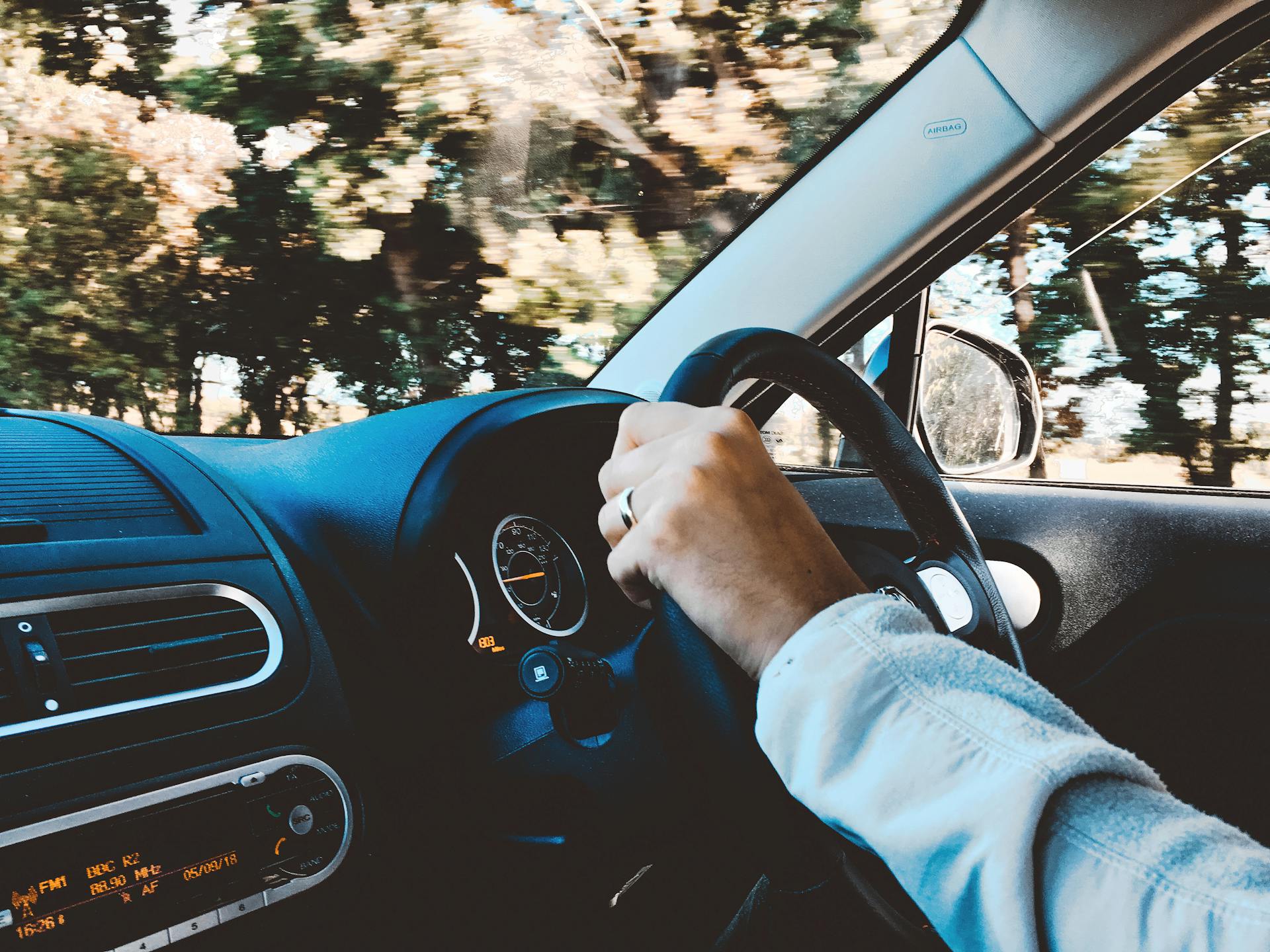 Une personne conduisant une voiture | Source : Pexels