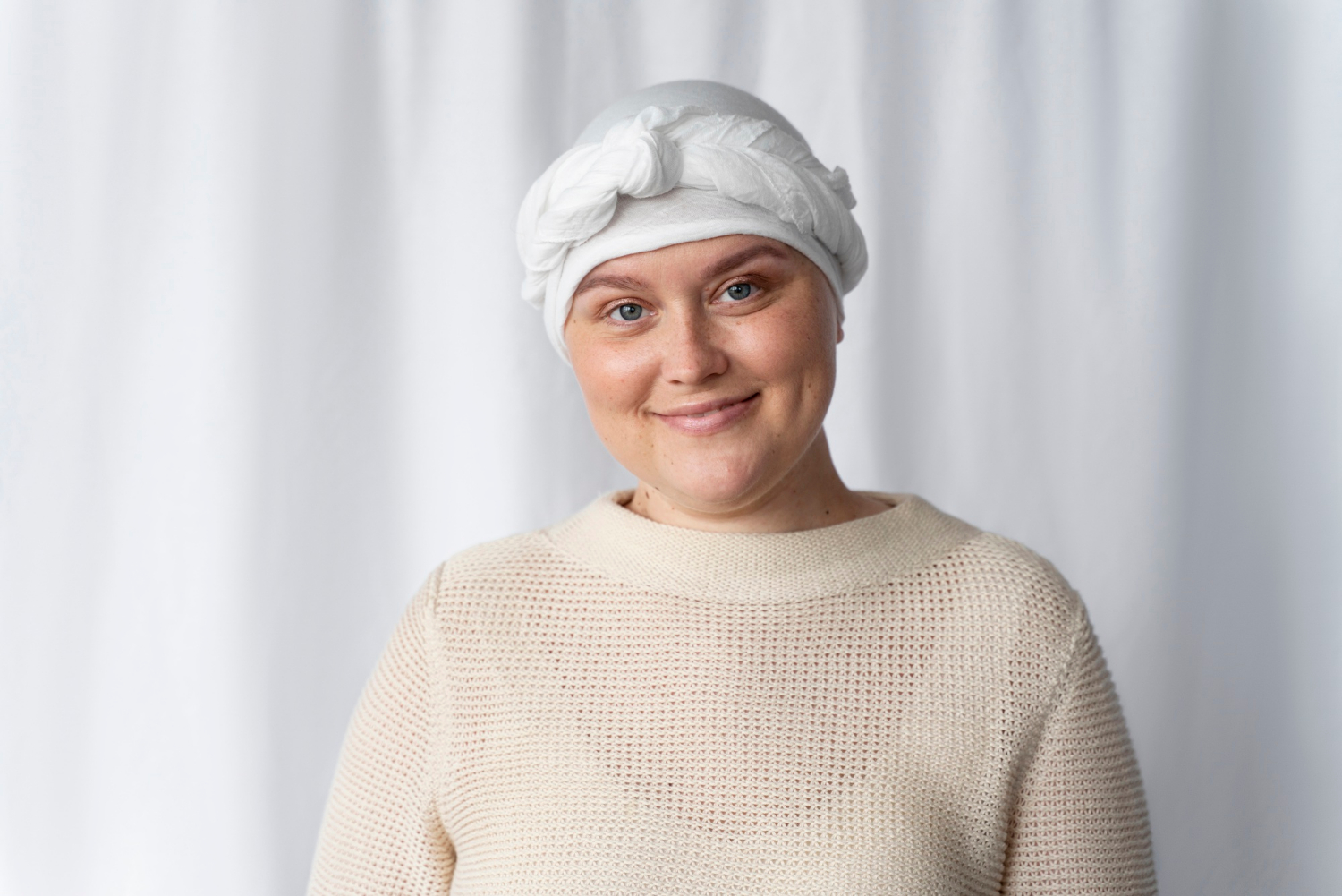 Une femme souriante portant un foulard | Source : Freepik