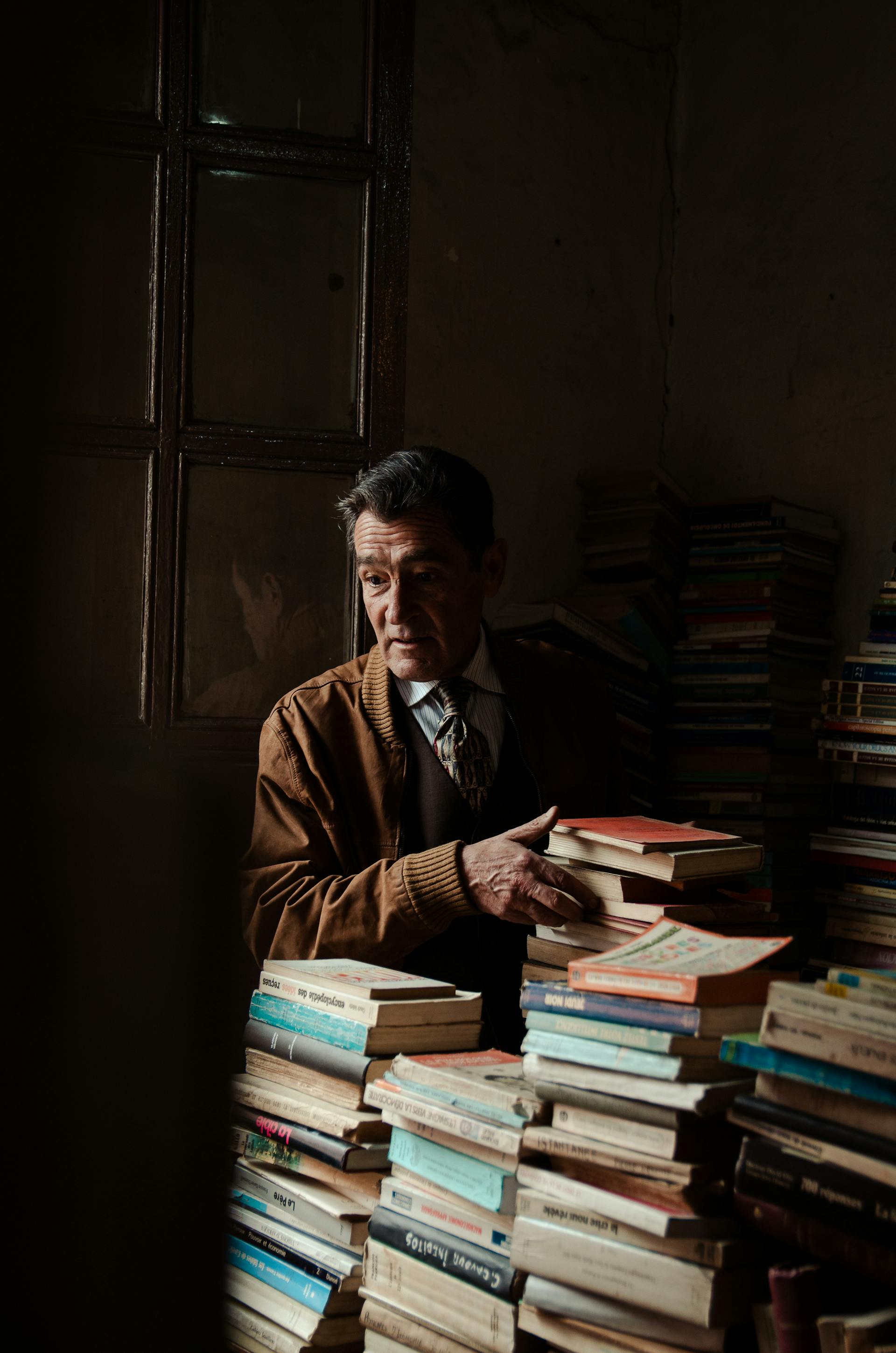 Un homme dans une librairie qui regarde quelqu'un | Source : Pexels