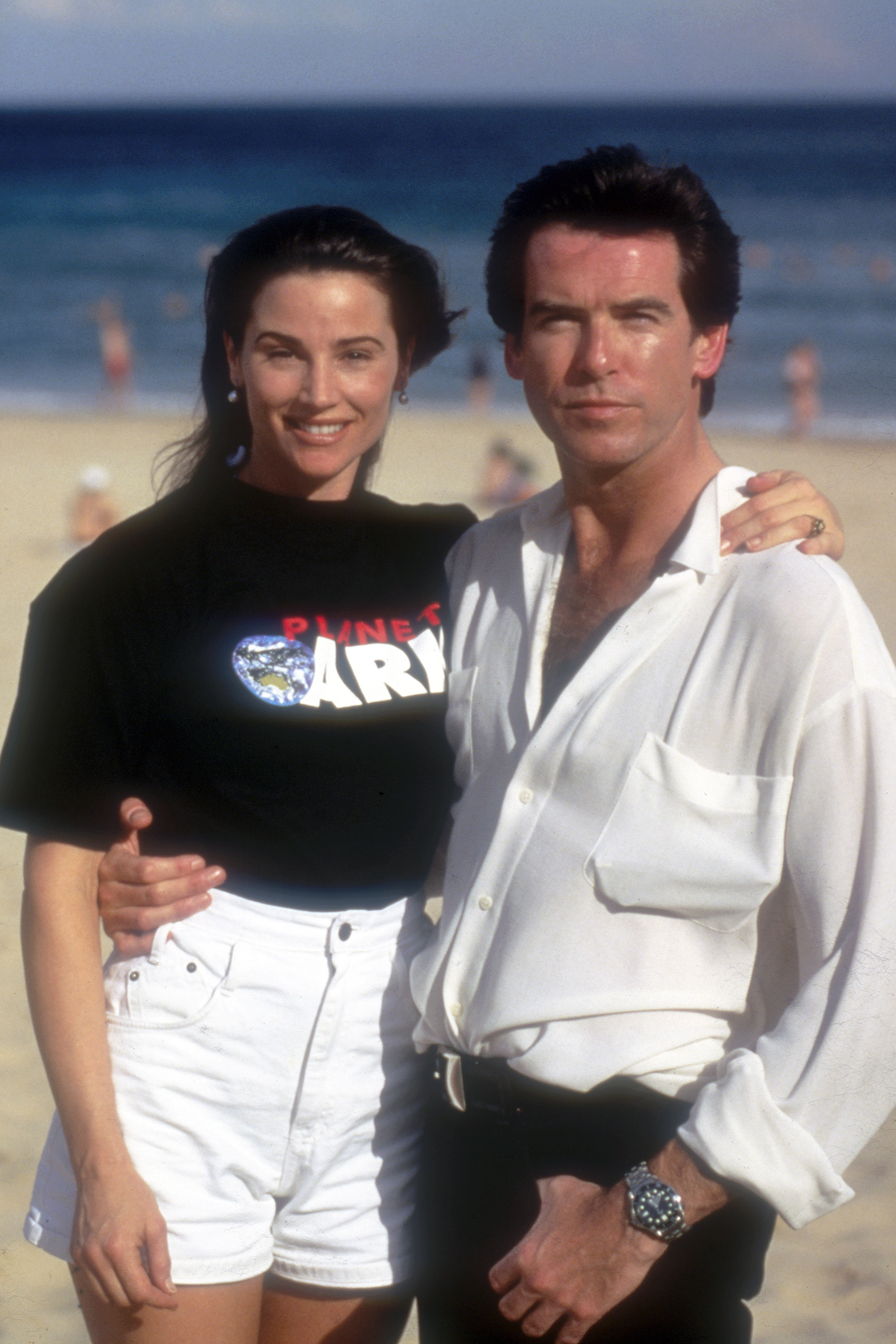 Keely Shaye Smith et Pierce Brosnan à Sydney, en Australie, pour la première de son film James Bond "Goldeneye" en 1995 | Source : Getty Images