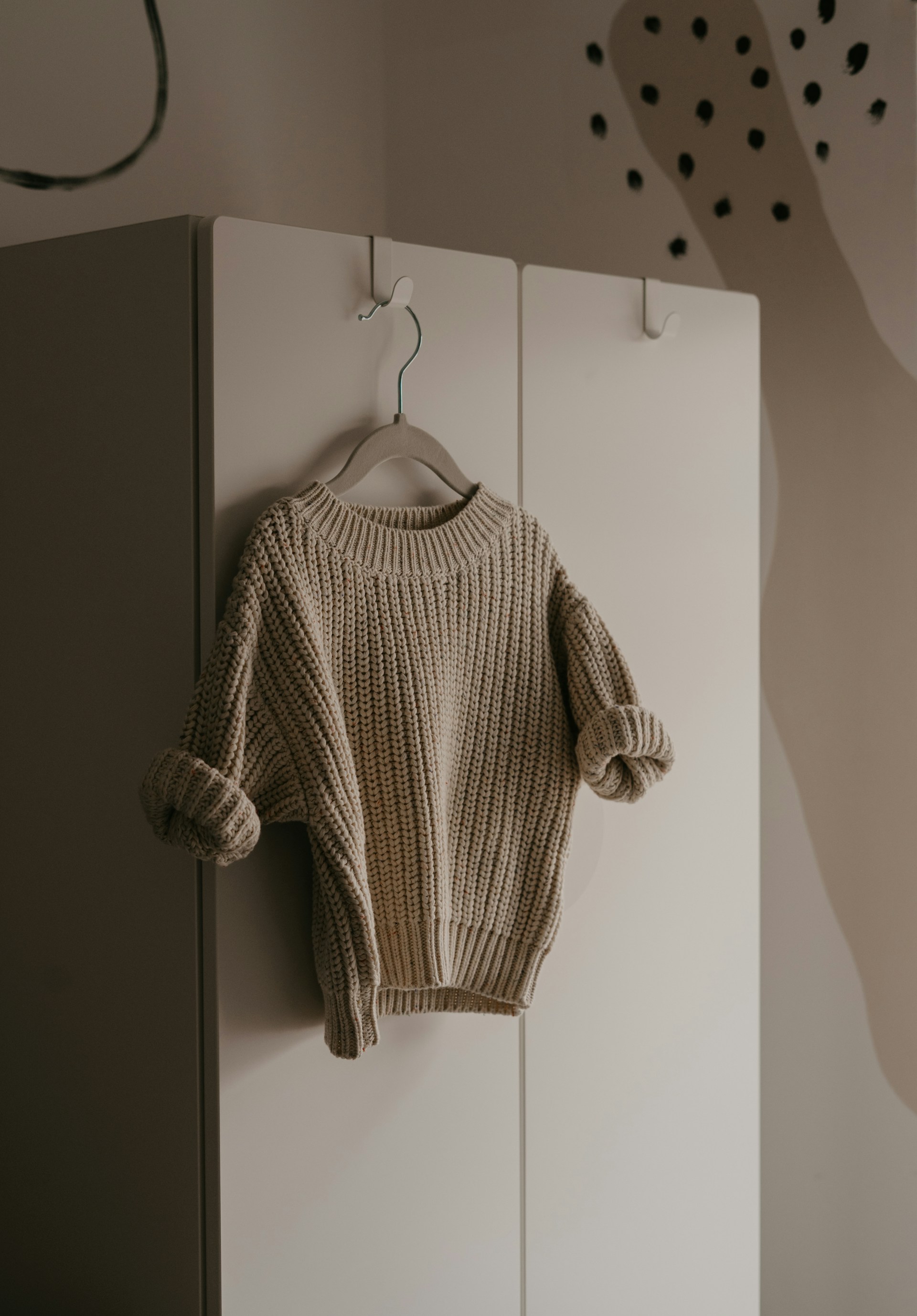 Un pull sur un cintre | Source : Unsplash