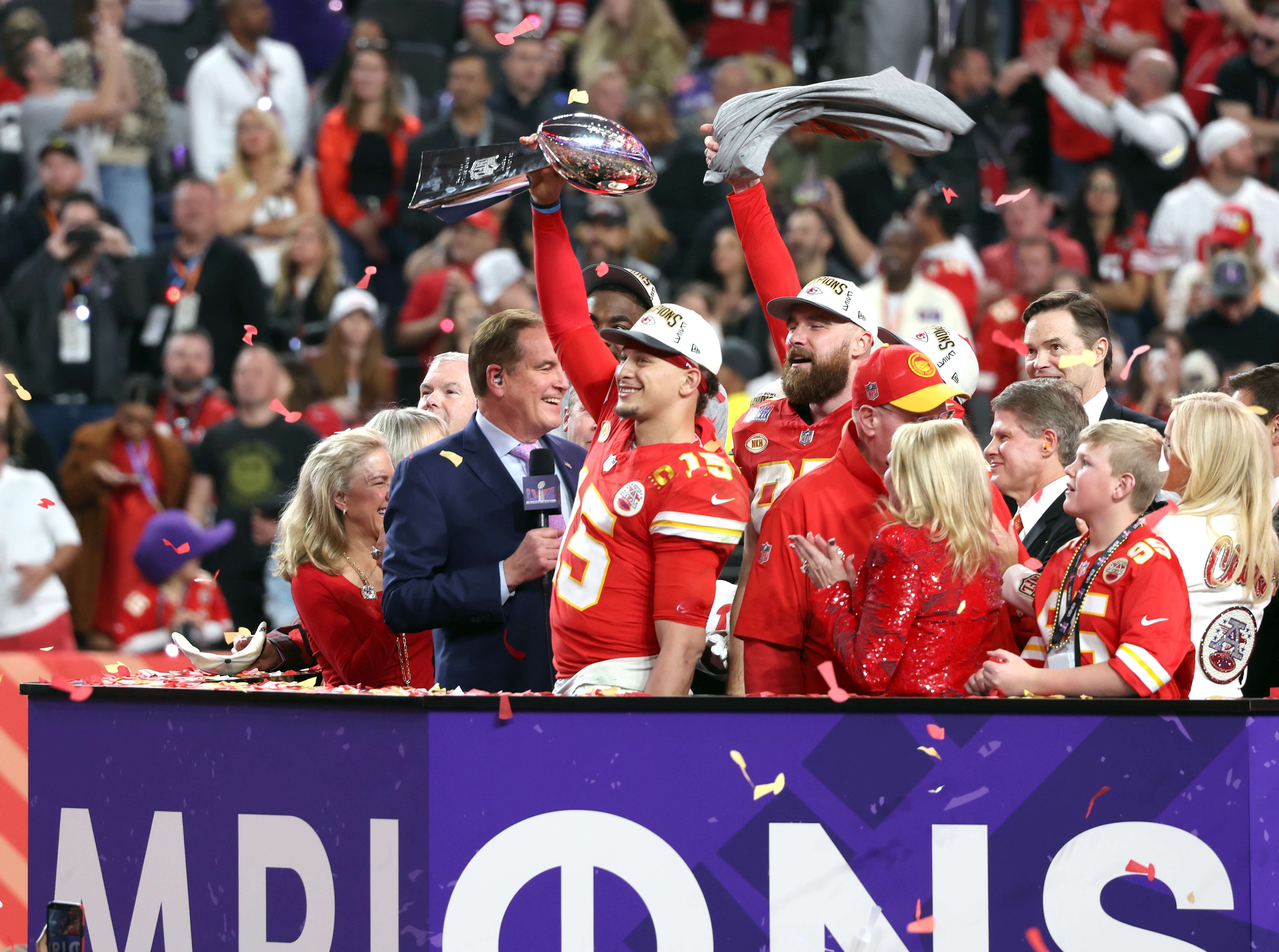 Patrick Mahomes et Travis Kelce après lors de l'avant-match du Super Bowl LVIII à l'Allegiant Stadium le 11 février 2024 à Las Vegas, Nevada. | Source : Getty Images