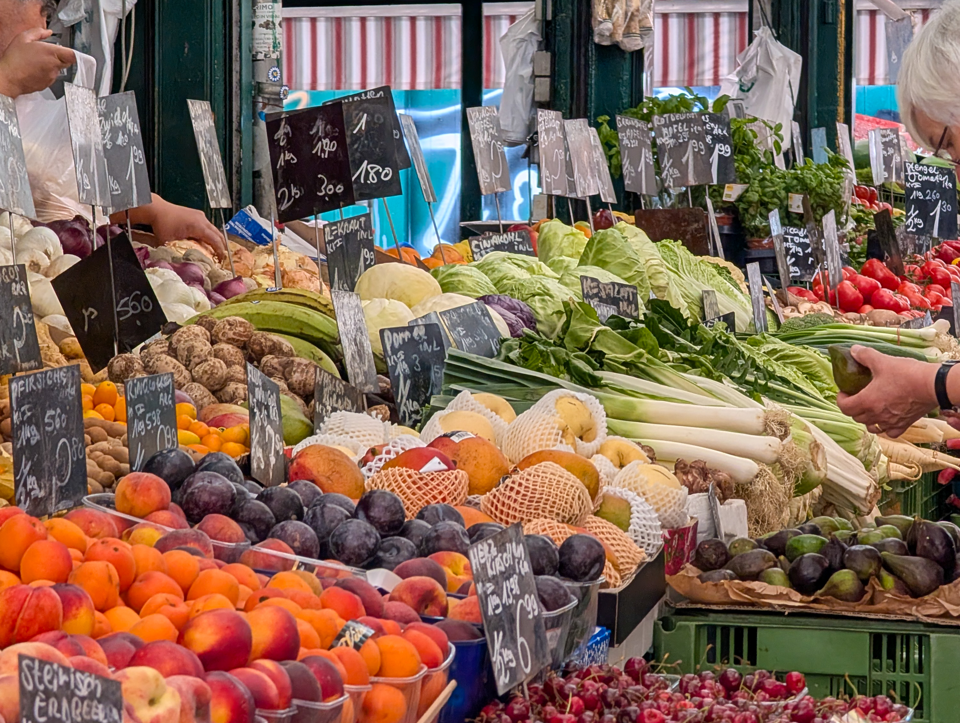 Fruits et légumes frais sur un étal | Source : Getty Images