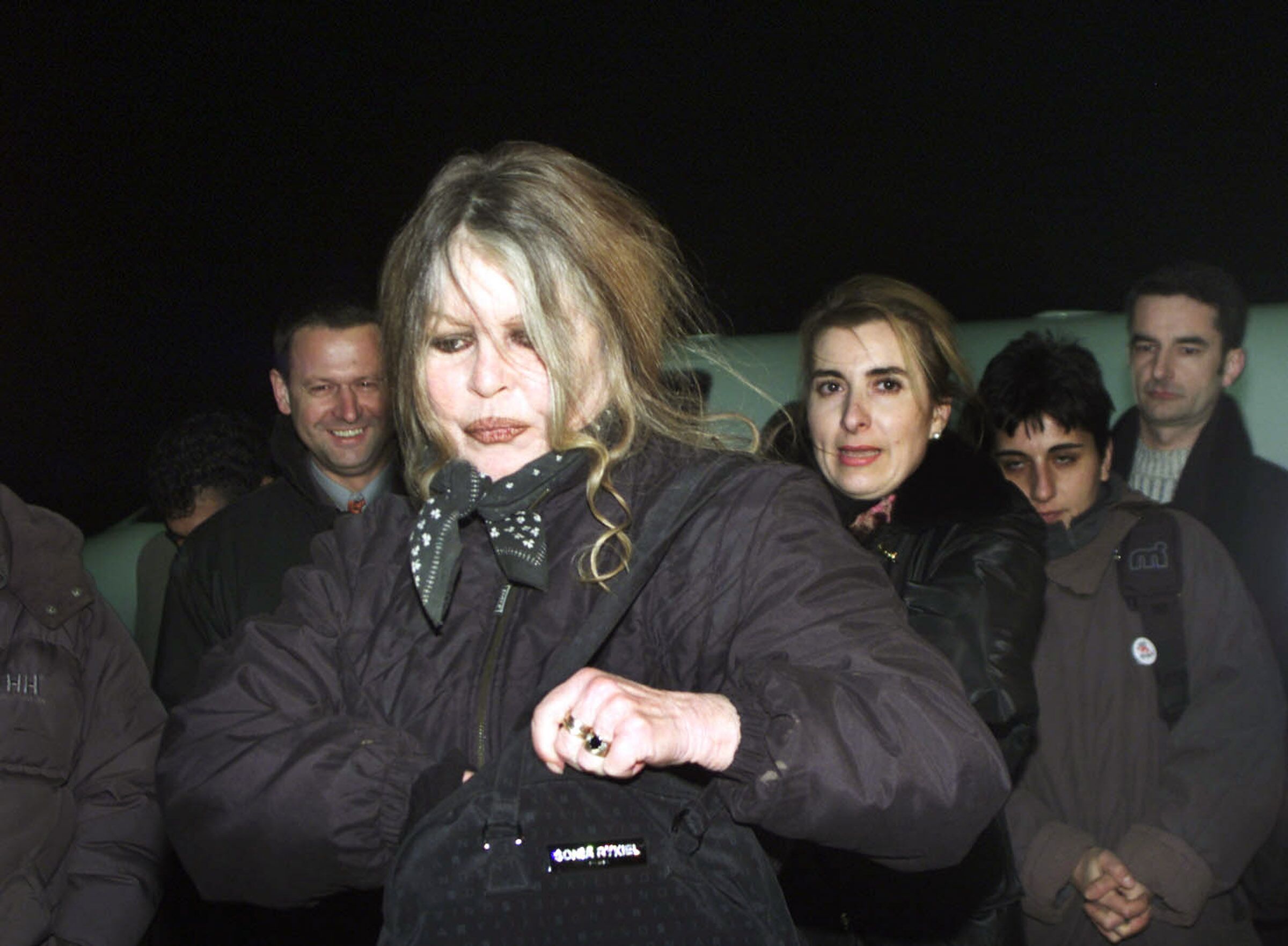 Brigitte Bardot arrive le 28 février 2001 à l'aéroport de Bucarest en Roumanie. | Photo : Getty Images