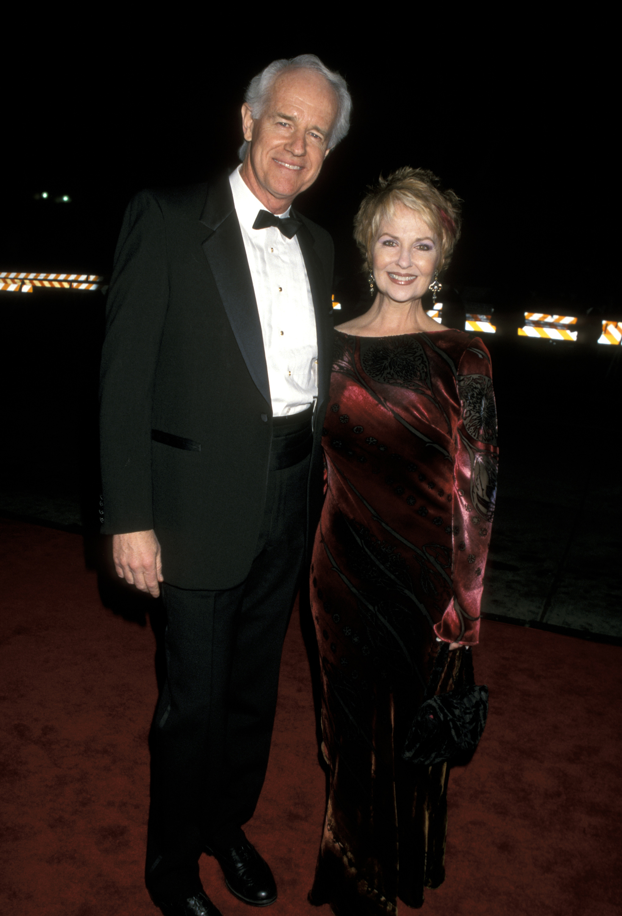 Mike Farrell et Shelley Fabares lors de la 26e cérémonie des People's Choice Awards le 9 janvier 2000 à Pasadena, en Californie | Source : Getty Images