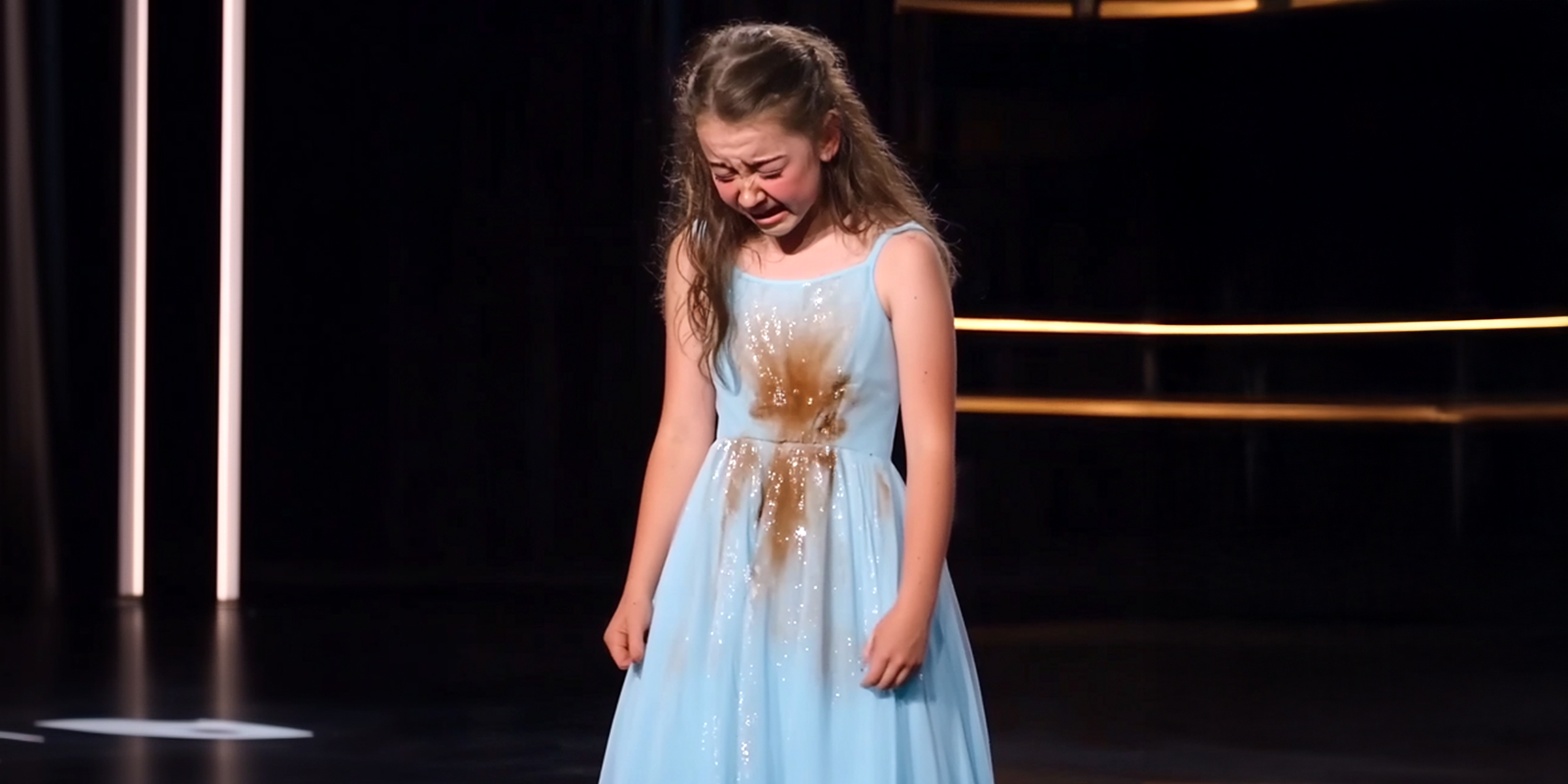 Une jeune fille qui sanglote devant une robe abîmée | Source : The Celebritist