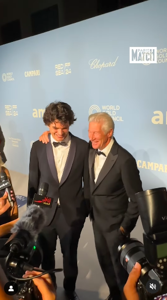 Homer et Richard Gere riant alors que la presse les prend en photo, posté le 1er septembre 2024 | Source : Instagram/parismatch