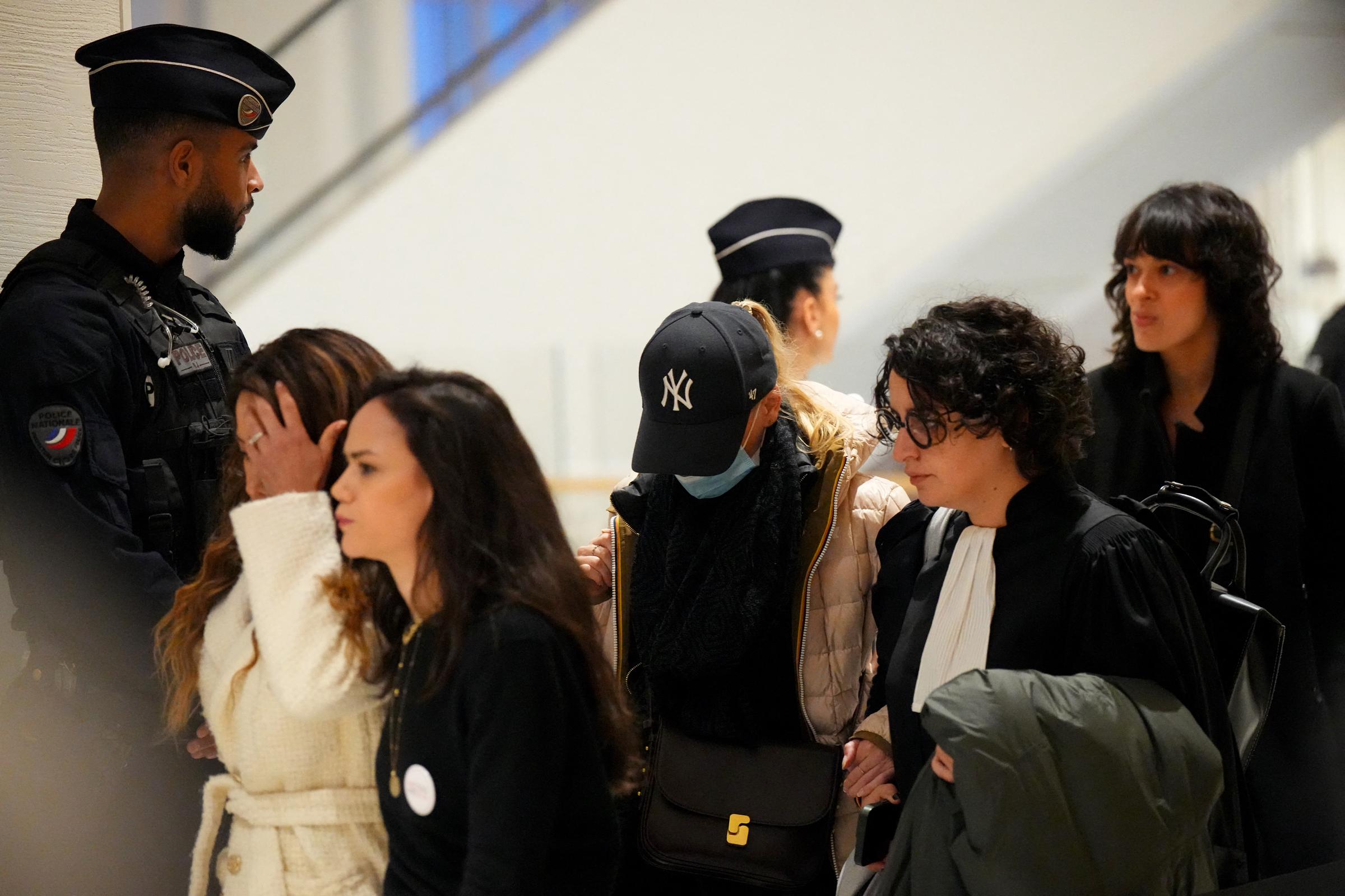 Les victimes présumées de violences de la part de Stéphane Plaza arrivent au tribunal correctionnel de Paris pour assister à son procès à Paris le 9 janvier 2025 I Photo de DIMITAR DILKOFF/AFP I Source : Getty Images