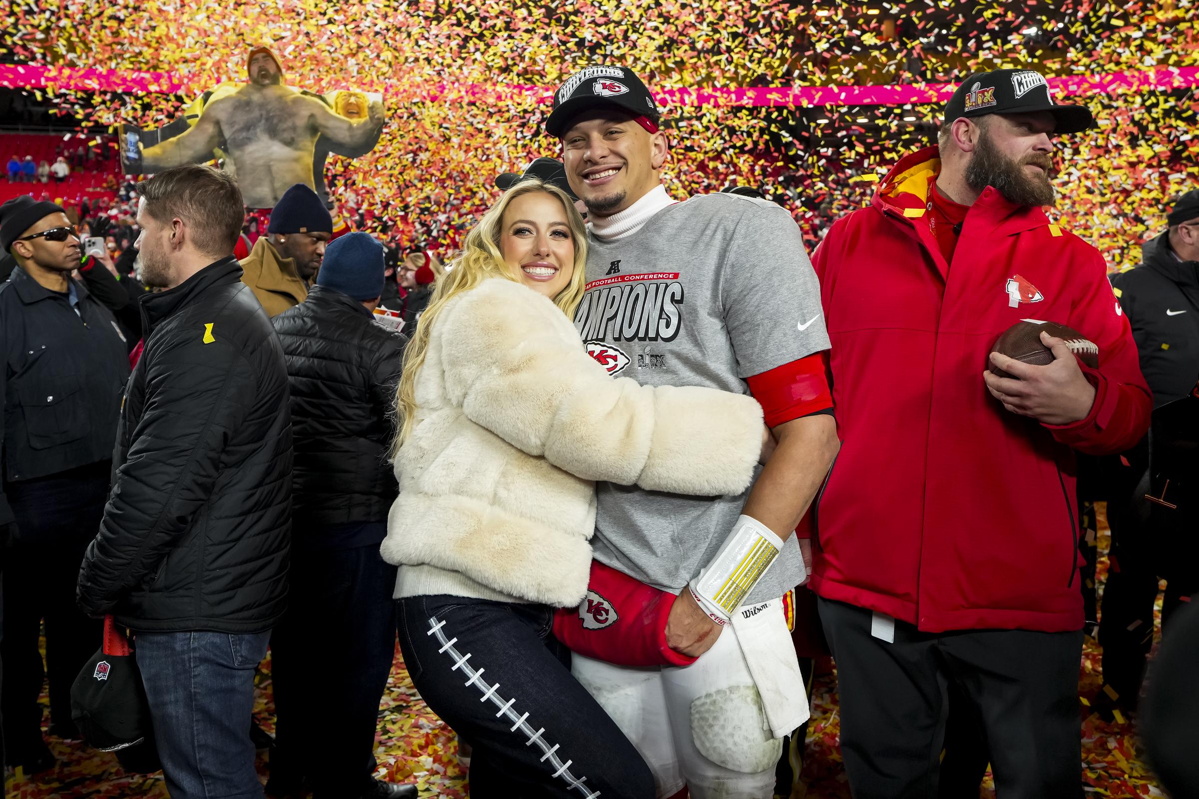 Patrick Mahomes et Brittany Mahomes après le match de championnat de l'AFC au Arrowhead Stadium, le 26 janvier 2025, à Kansas City, dans le Missouri. | Source : Getty Images