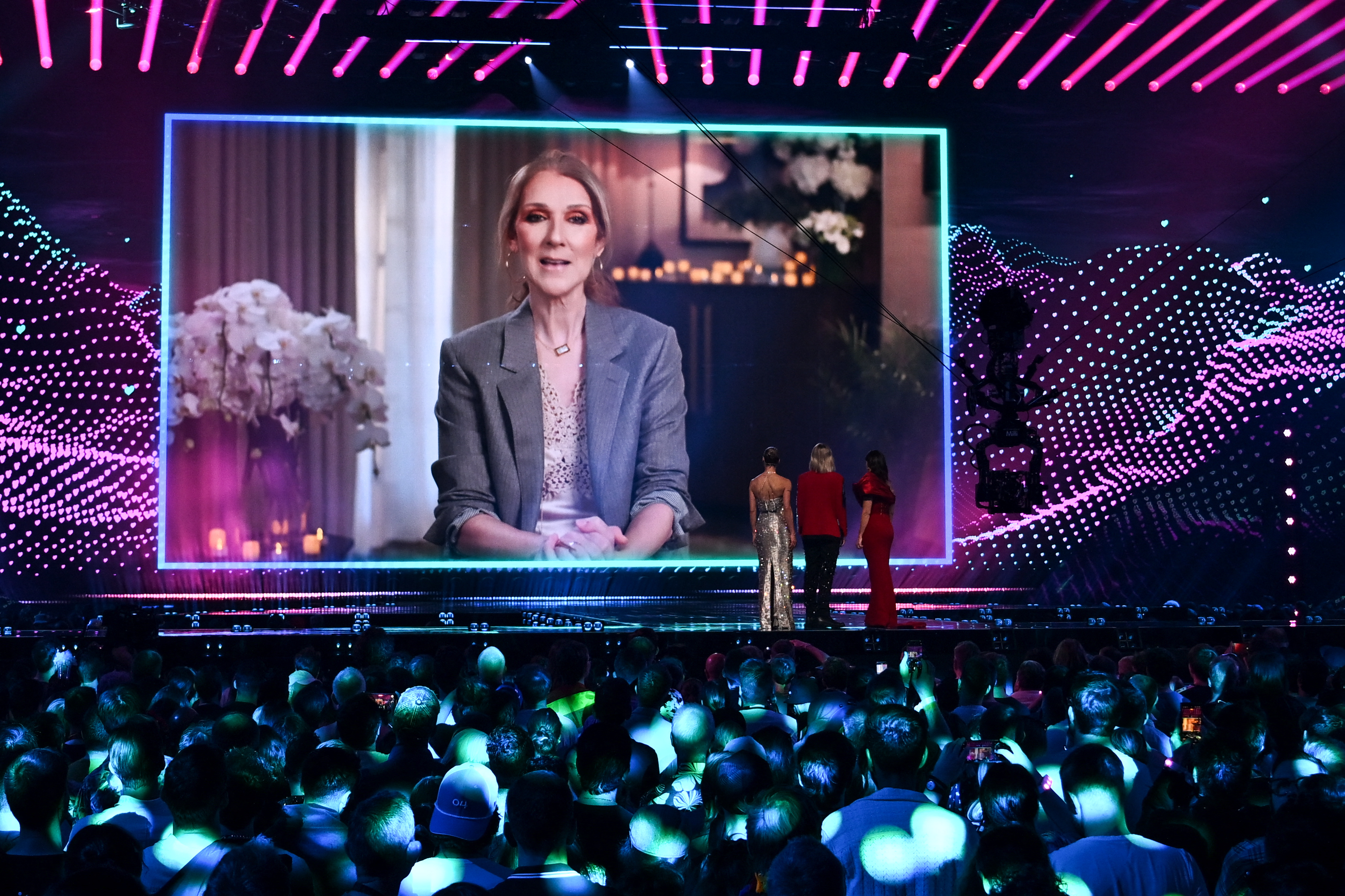 Un écran géant diffuse un message enregistré de la chanteuse canadienne Céline Dion lors de la répétition générale de la finale du Concours Eurovision de la chanson 2025, à la St. Jakobshalle de Bâle, le 16 mai 2025 I Source : Getty Images