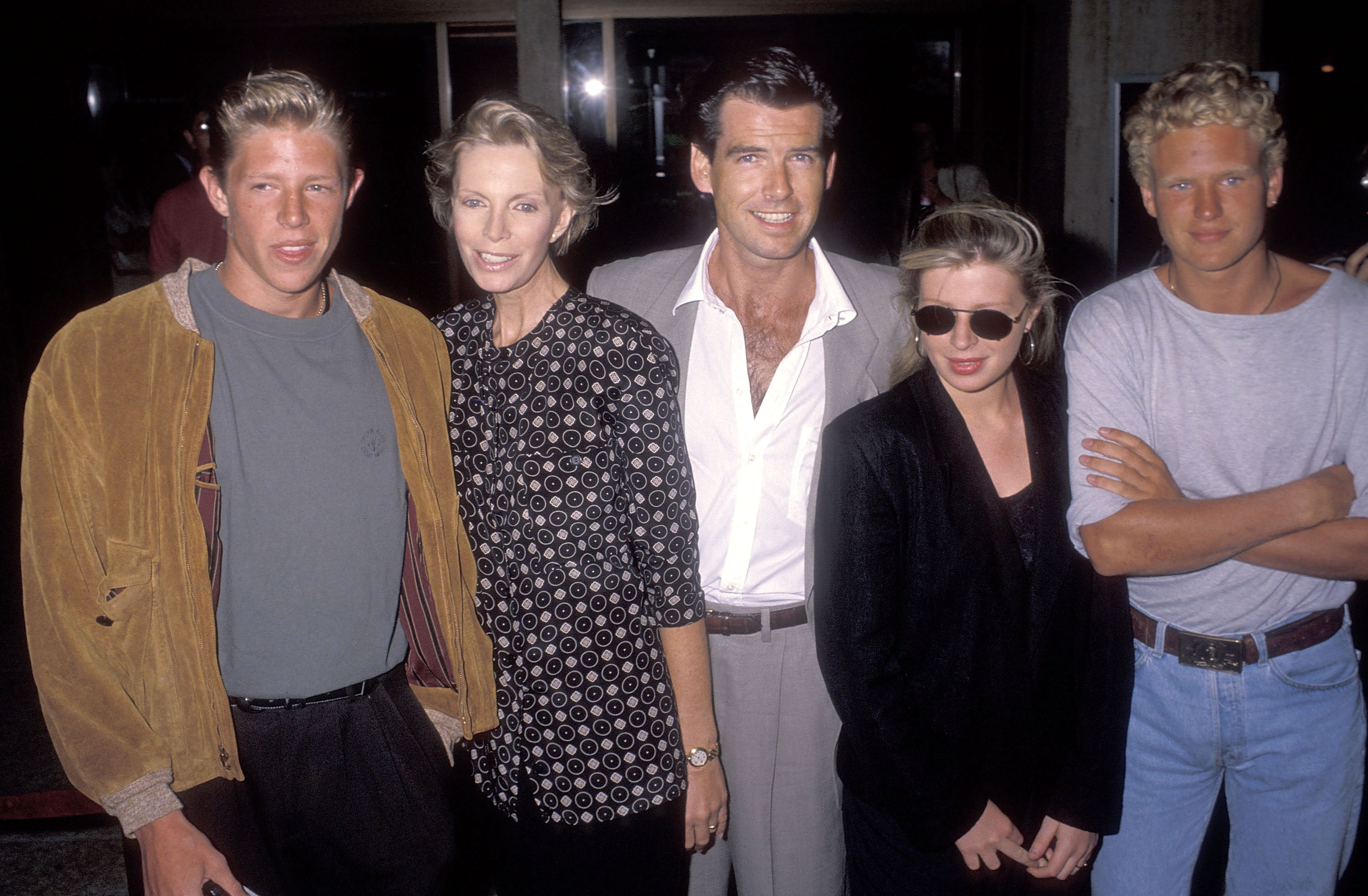 Pierce Brosnan, Cassandra Harris, Christopher Brosnan, Charlotte Brosnan et son petit ami Alex Smith à la première de "Postcards from the Edge" le 10 septembre 1990 à Century City, Californie. | Source : Getty Images