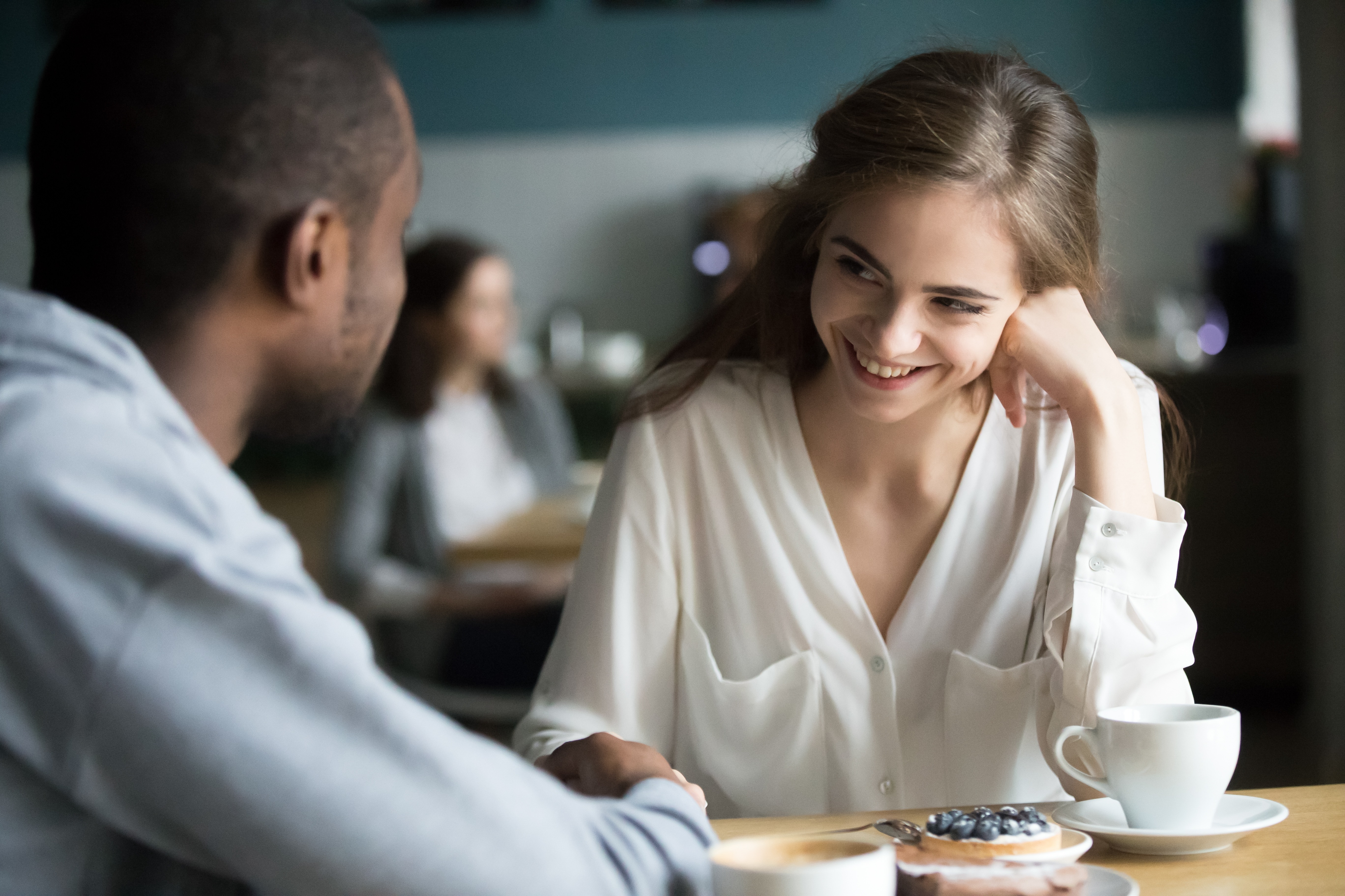 Un couple heureux flirte lors d'un rendez-vous | Source : Shutterstock