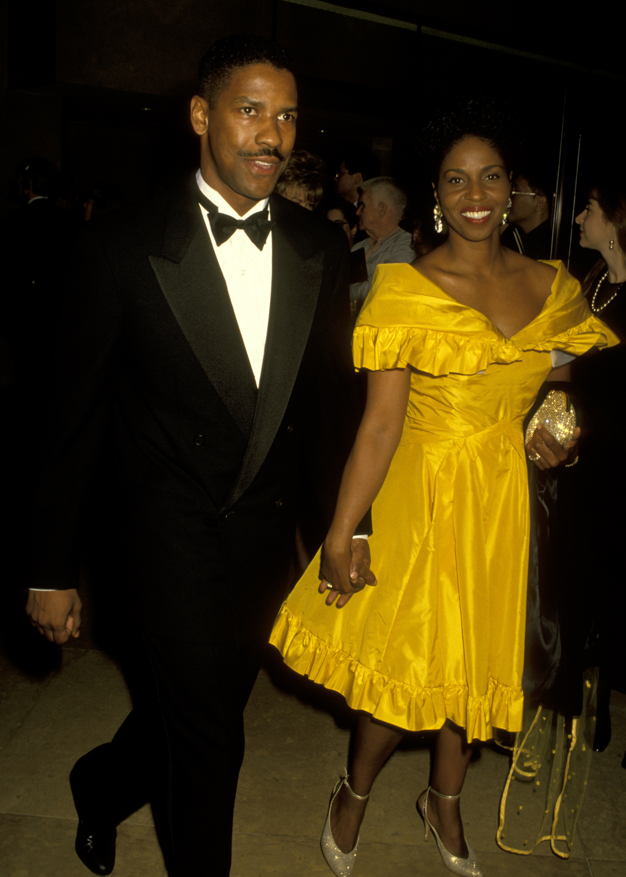 Denzel Washington assiste à la cérémonie des AFI Life Achievement Awards en l'honneur de Sidney Poitier, accompagné de son épouse Pauletta Washington. Vêtu d'un smoking et arborant sa moustache caractéristique, l'acteur arbore une coupe de cheveux soigneusement effilée pour cet événement élégant.