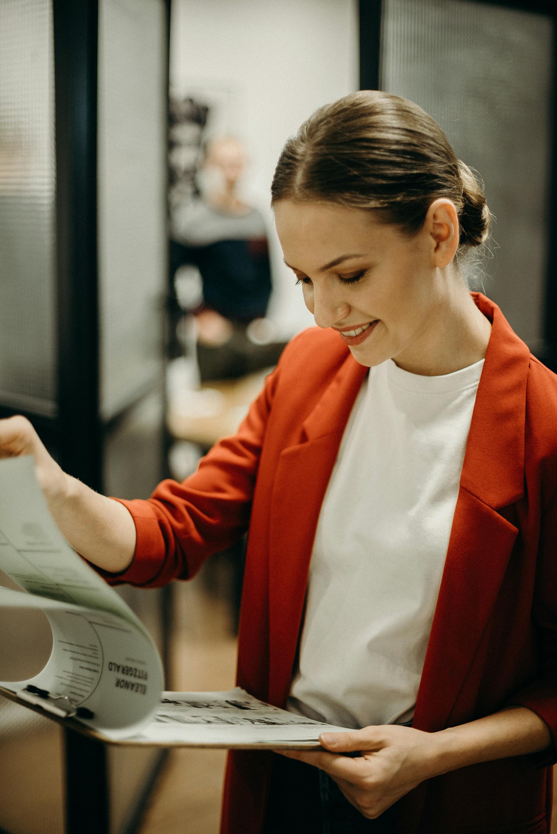 Une femme tenant un presse-papiers | Source : Pexels